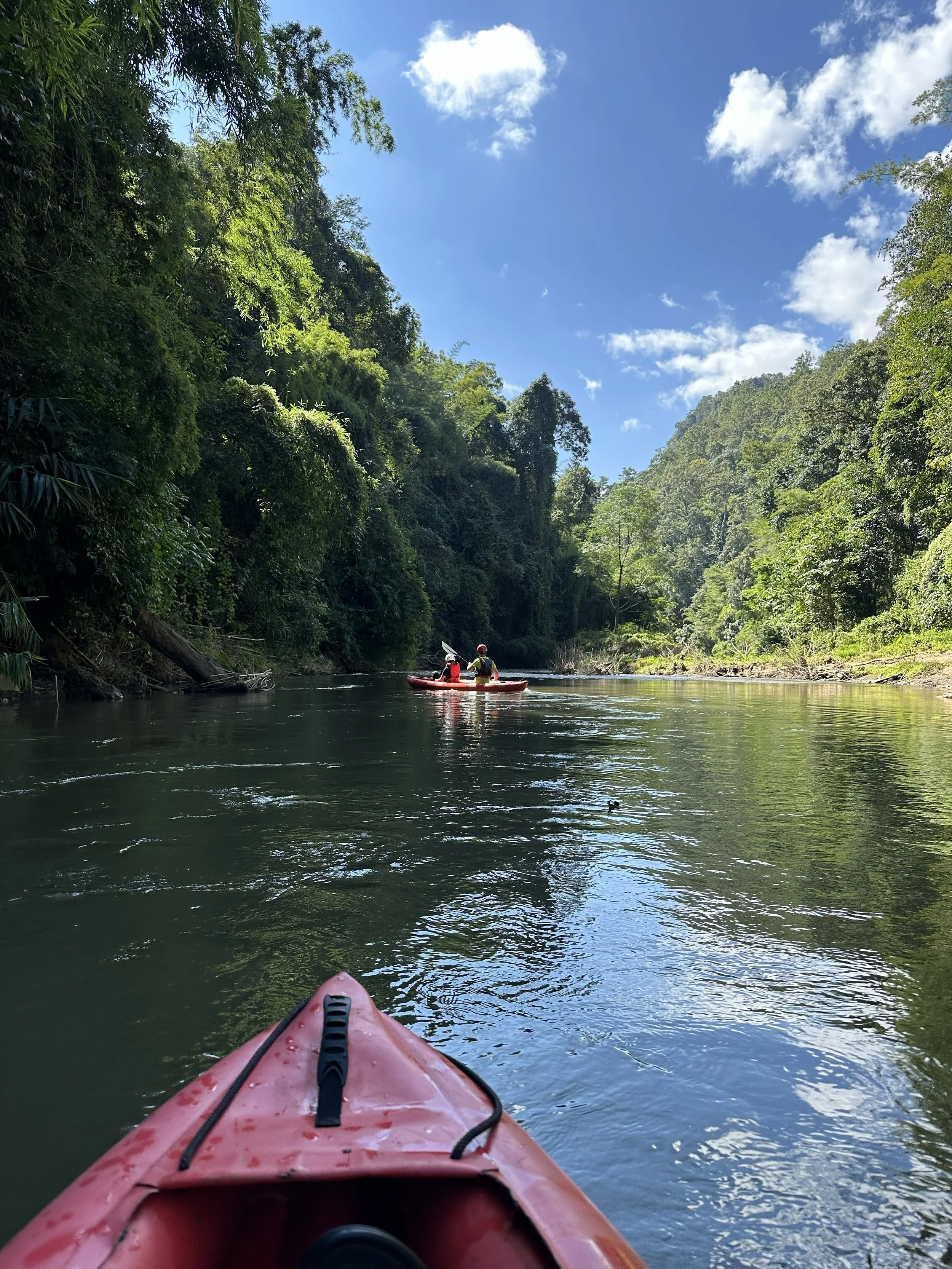 Kanufahrt auf dem Fluss Mae Lang im Ort Tham Lot im Norden von Thailand