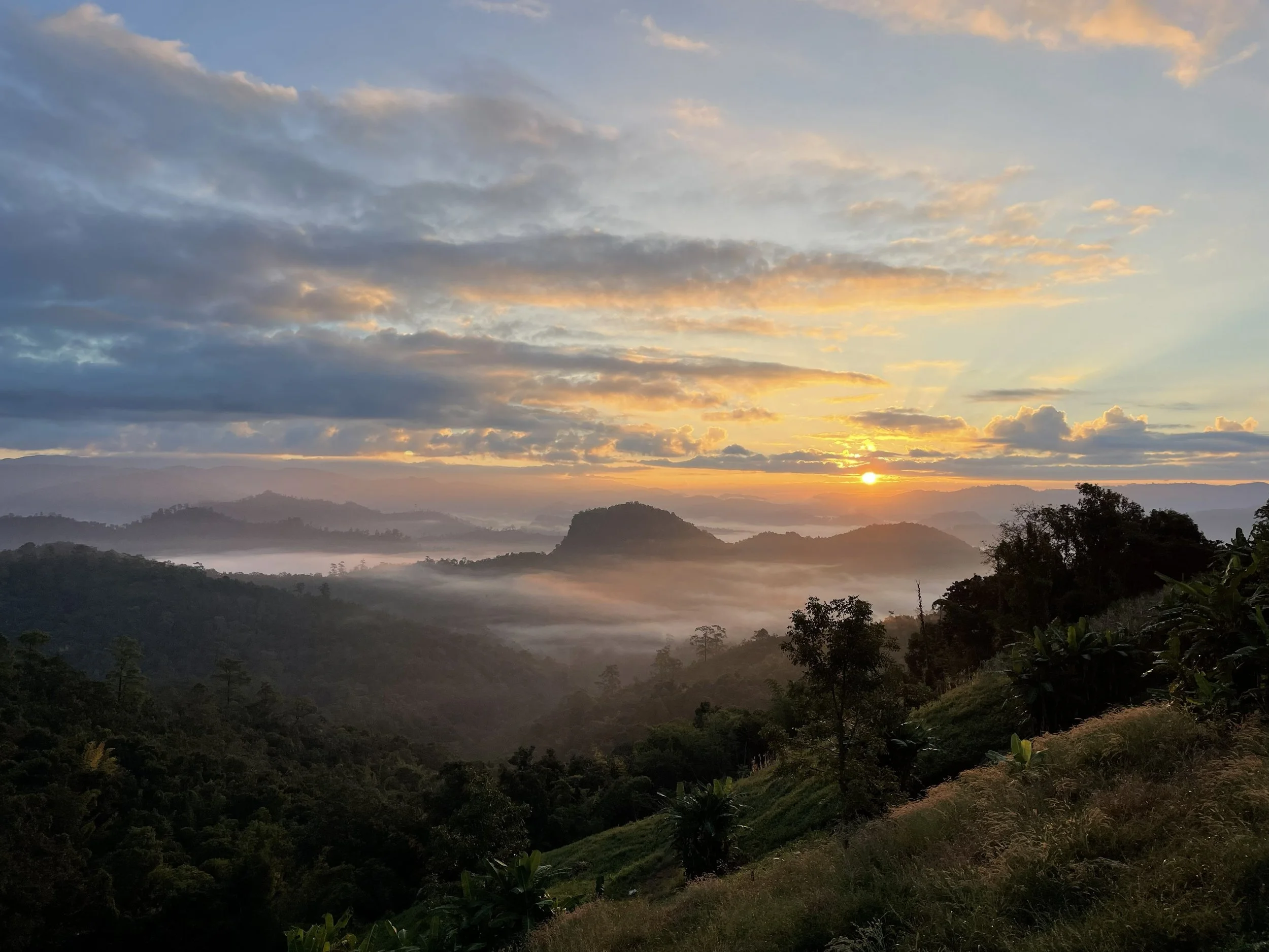 Sonnenaufgang im Norden Thailands mit Blick auf die nebelbedeckten Berge