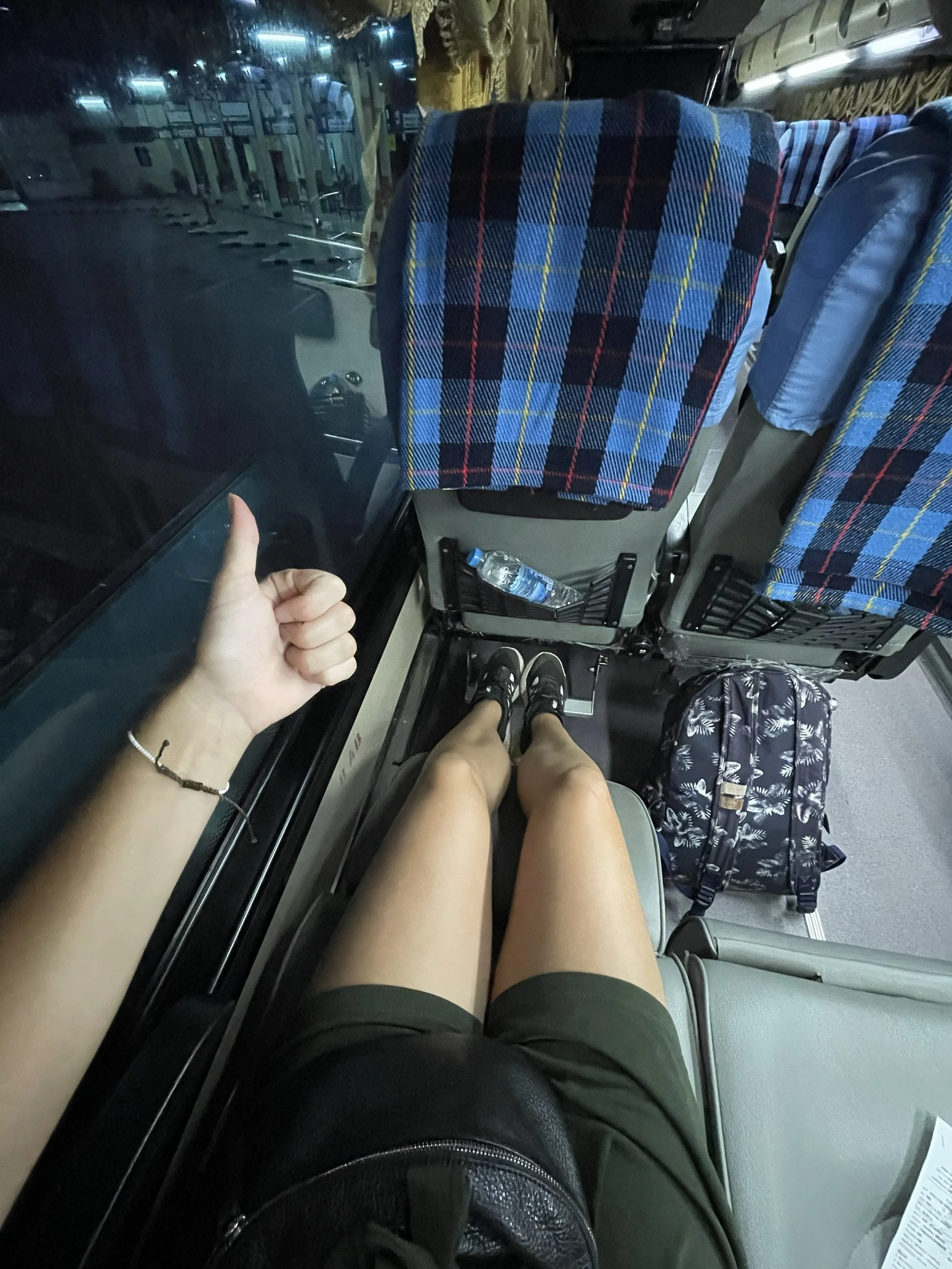 So sah mein Sitzplatz im Nachtbus von Bangkok nach Chiang Mai aus. Es gab sogar eine Fußlehne zum Ausfahren um die Beine hochzulegen. Generell ist die Beinfreiheit super und es gibt meistens auch Decken und Stromanschlüsse zum Aufladen vom Handy