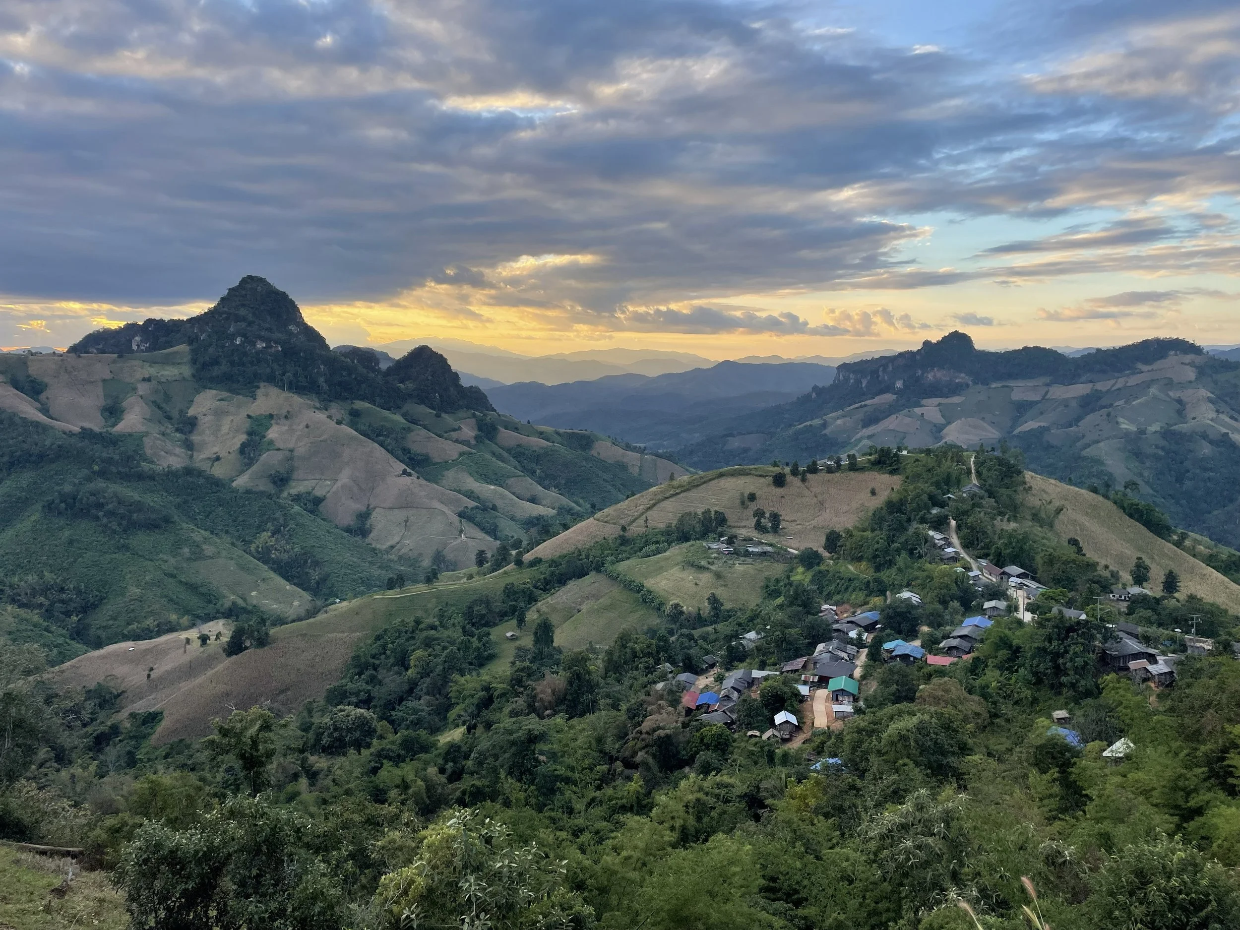 Ausblick auf die bergige Landschaft im Norden thailands