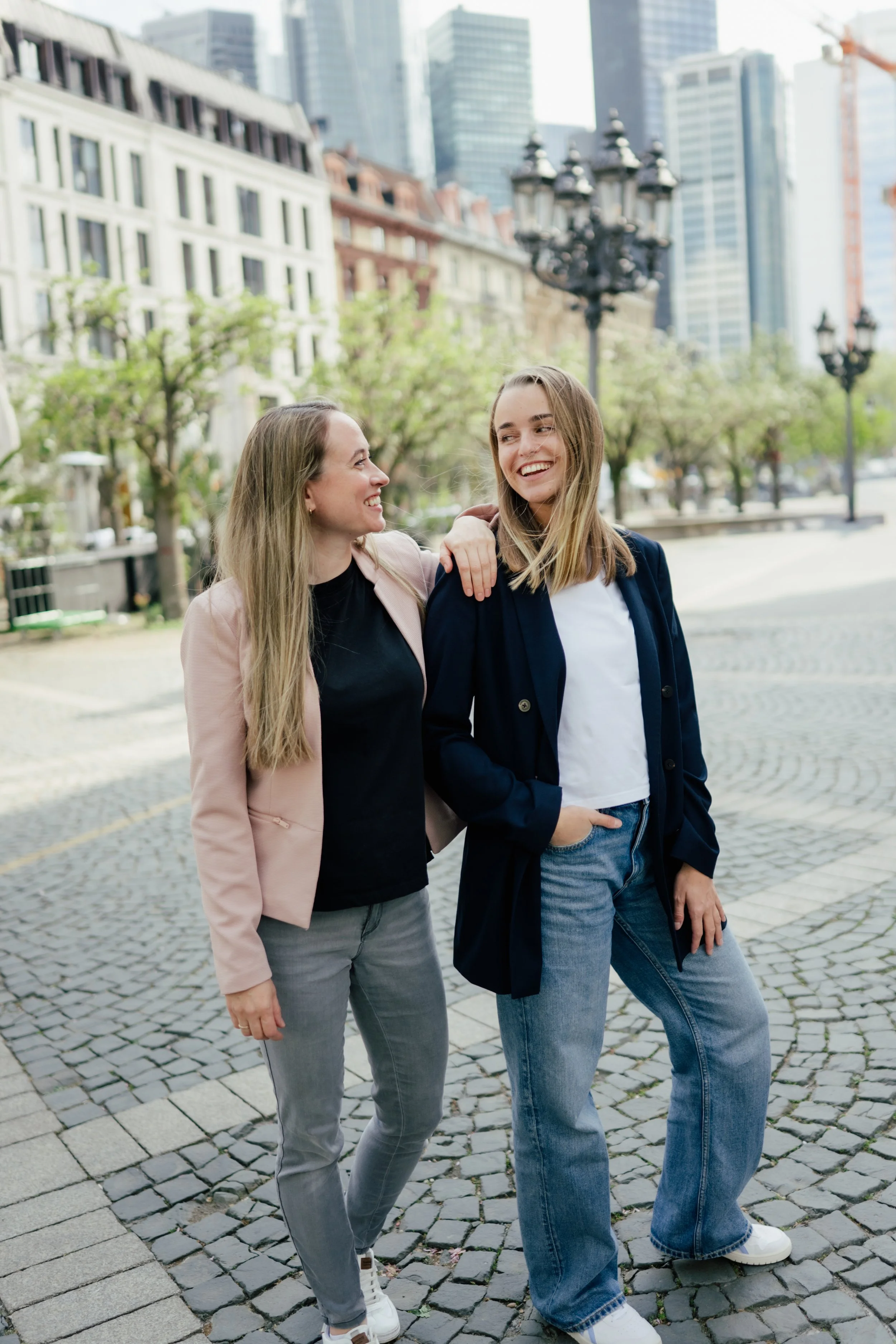 Zwei Personen spazieren durch eine Stadt – Inspiration für individuelle Städtereisen