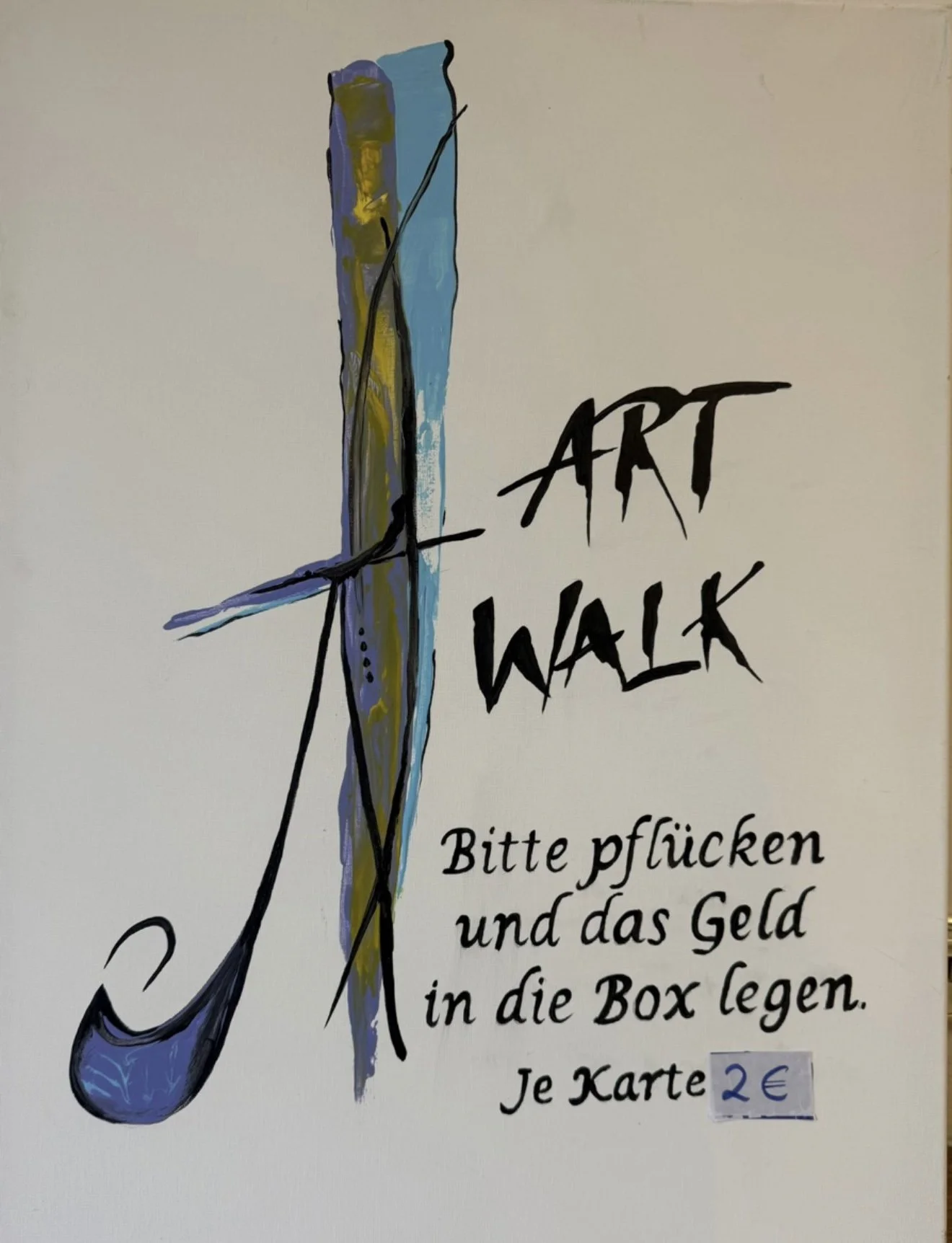 Ein Kunstwerk mit der Aufschrift "ART WALK" und einem farbigen, abstrakten Gemälde. Darunter steht in deutscher Sprache: "Bitte pflücken und das Geld in die Box legen. Je Karte 2 €." Es ist die Einladung für die Kunstausstellung in St. Gerold.