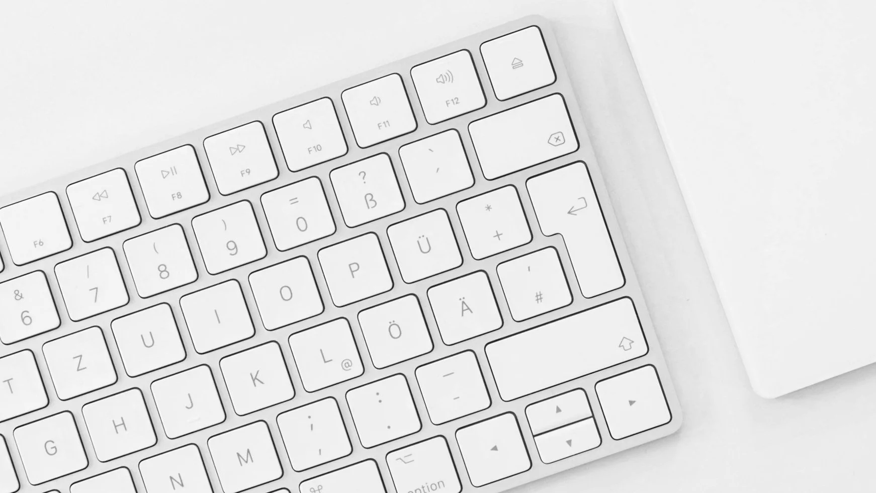 Weiße Computertastatur als Symbol für professionelles Texten und Copywriting