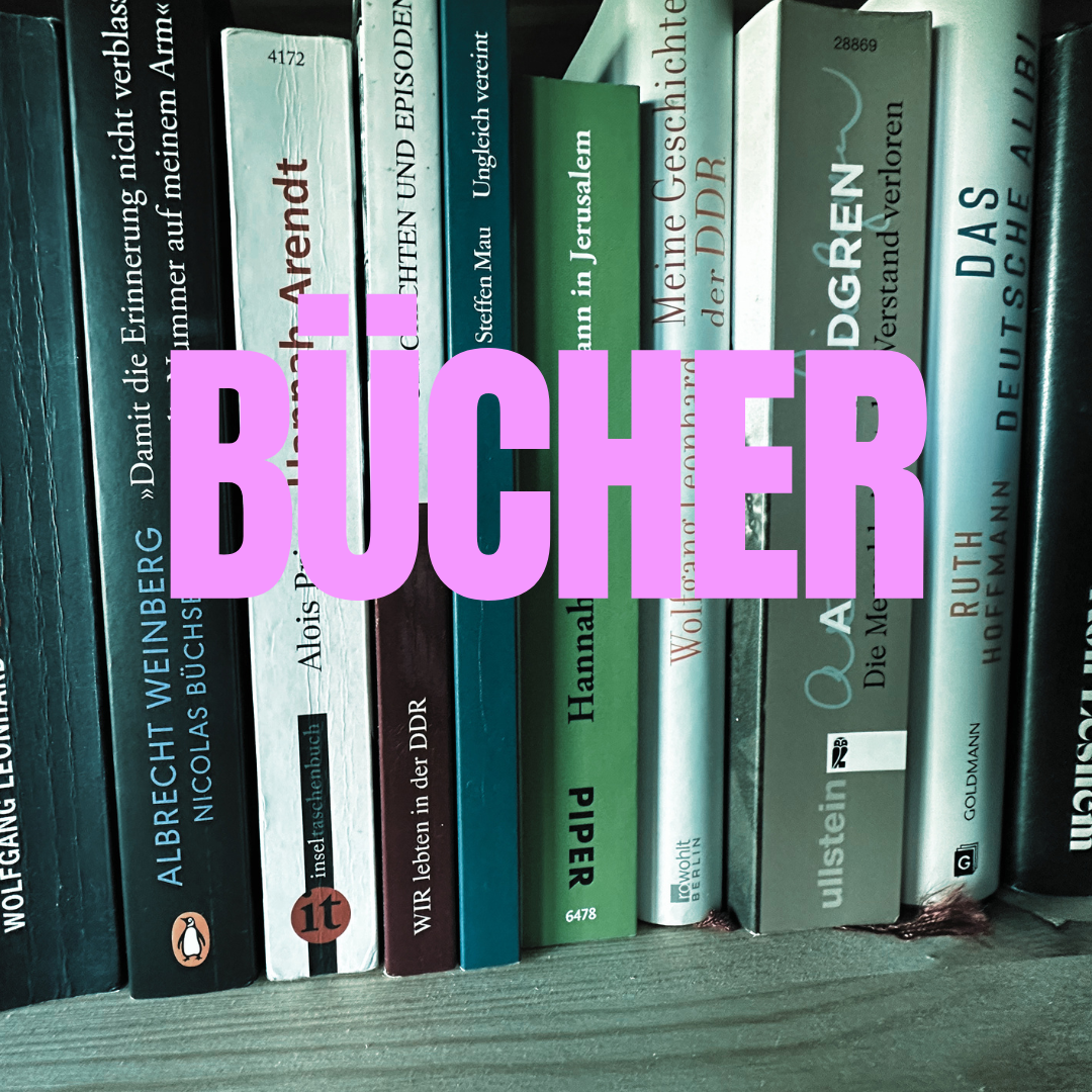 Bücherregal mit Geschichtsbüchern – Inspiration durch historisches Denken, Nadine ist ausgebildete Historikerin