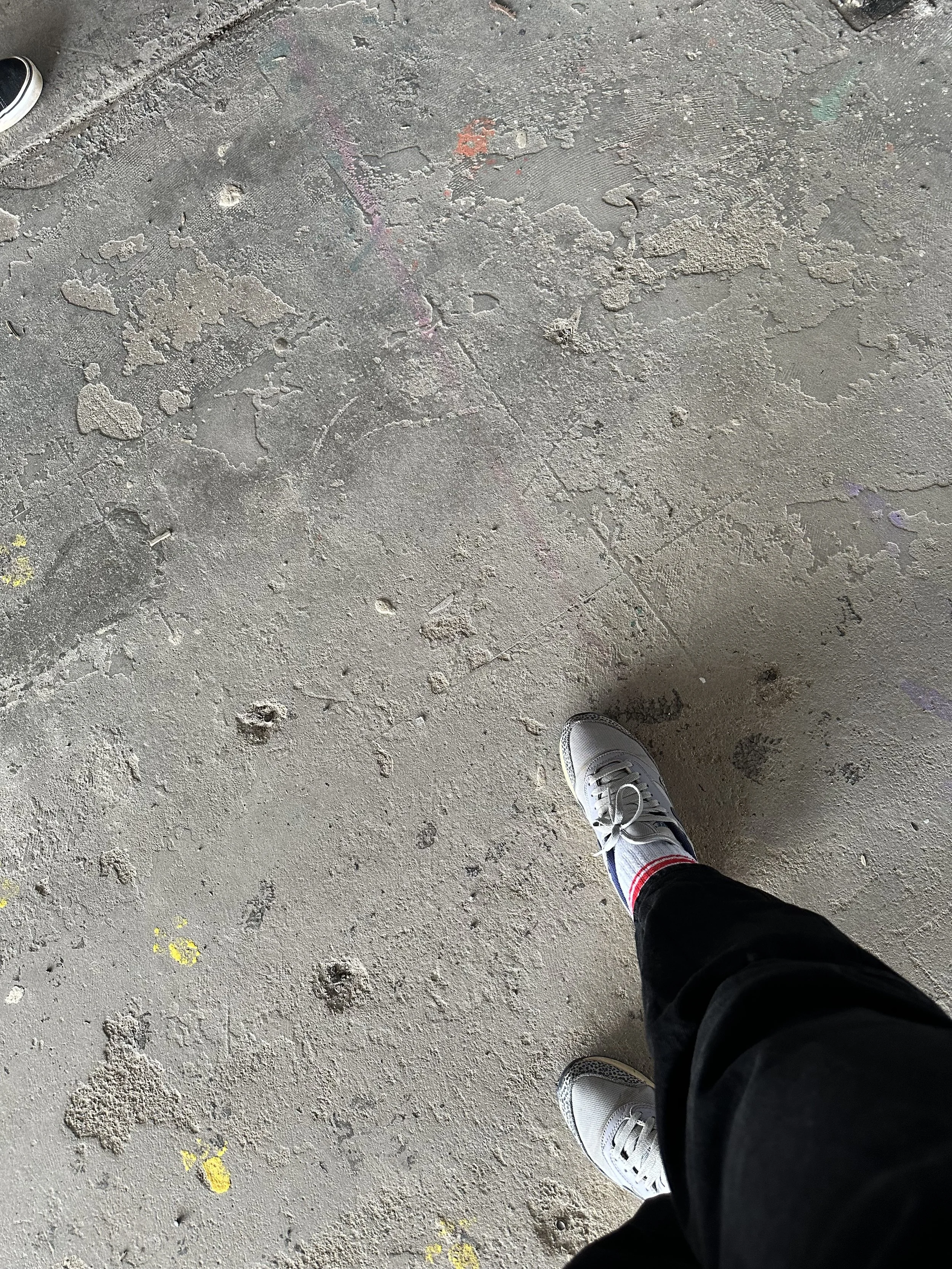 Fuß auf Betonboden in Beigetönen – details-orientierte Bildsprache der Copywriterin aus Berlin