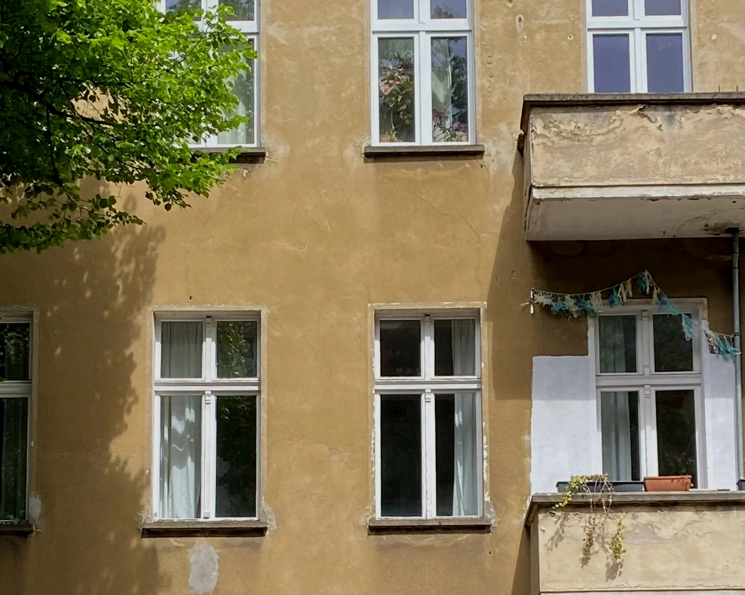 Fassade eines Berliner Altbaus in warmen Beigetönen – urbane Ästhetik aus dem Kiez