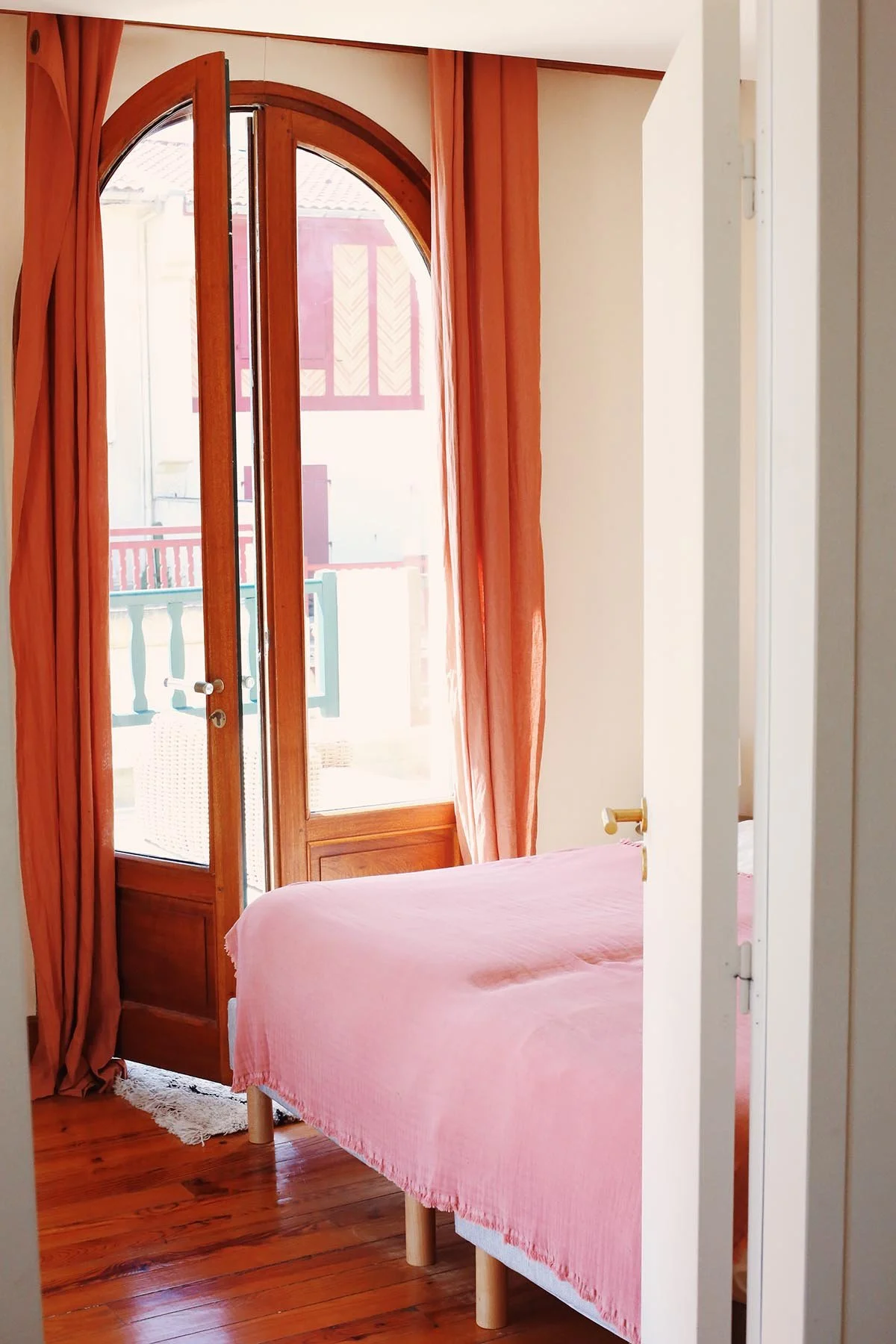 Chambre avec vue et lumière naturelle dans l’appartement Coolin Loft à Hossegor