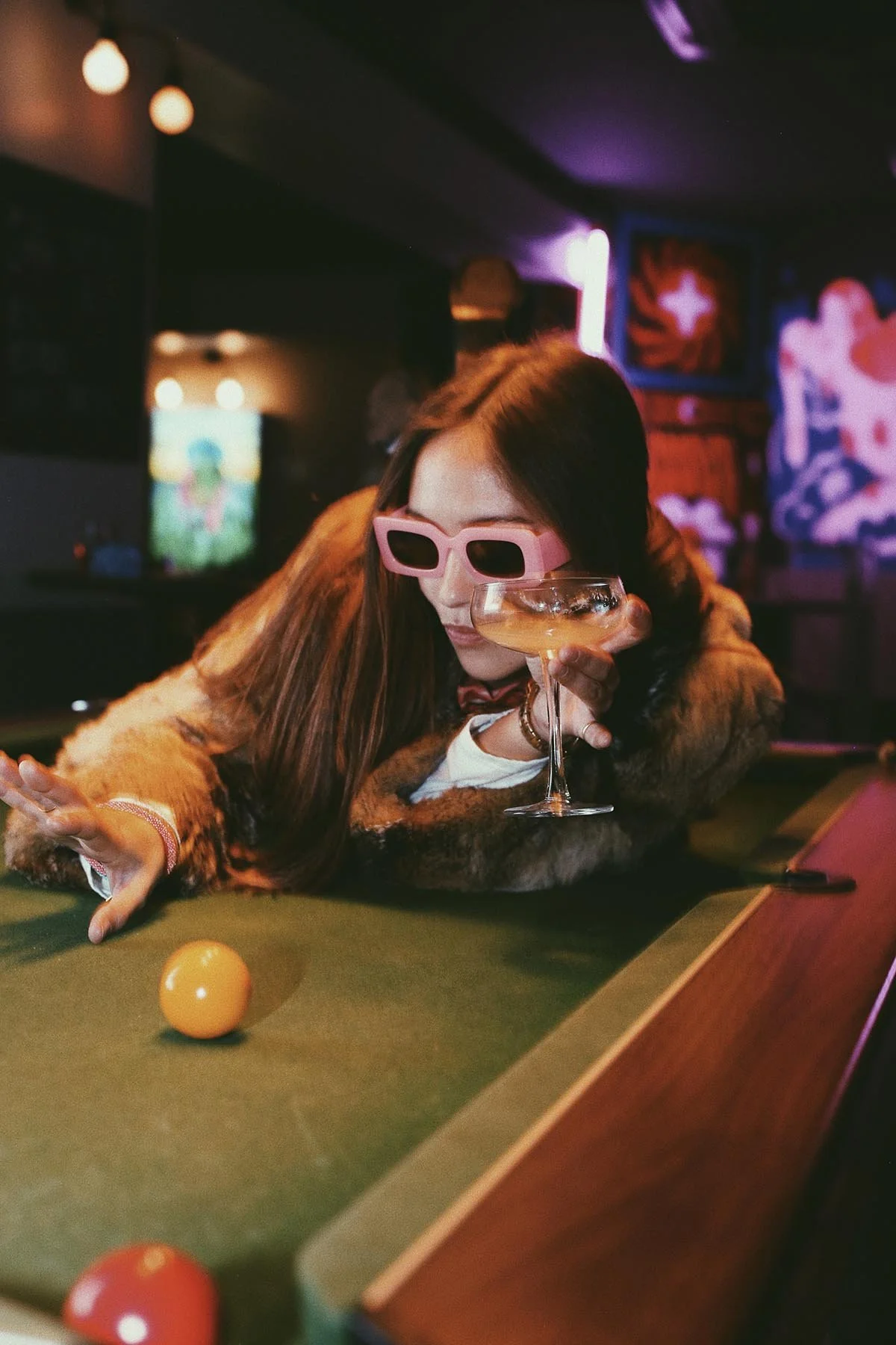 polaroid Cliente jouant au billard avec un cocktail dans l’espace bar et événements de Coolin à Hossegor