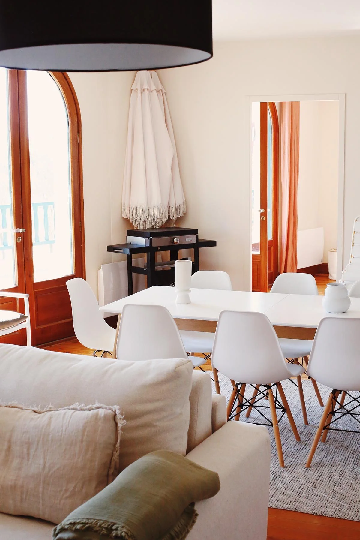 Espace séjour et salle à manger du Coolin Loft au cœur d’Hossegor