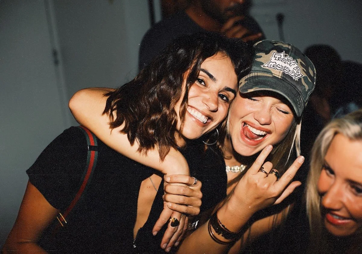 Amis réunis autour d'un verre au bar Coolin polaroid