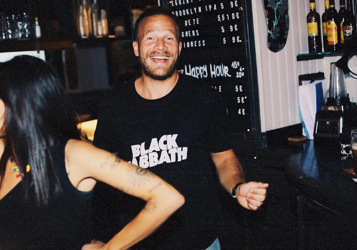 polaroid un barman qui sourit à Coolin