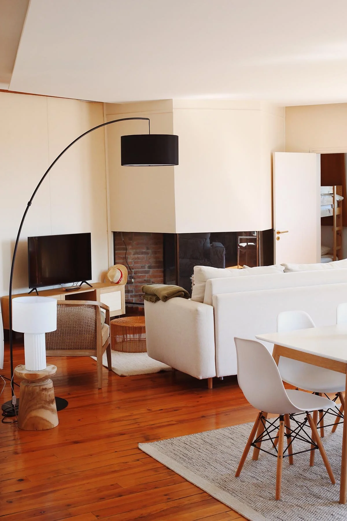 Salon lumineux du Coolin Loft, appartement de vacances à Hossegor