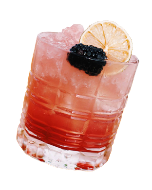 Cocktail fruits rouges préparé au bar Coolin à Hossegor