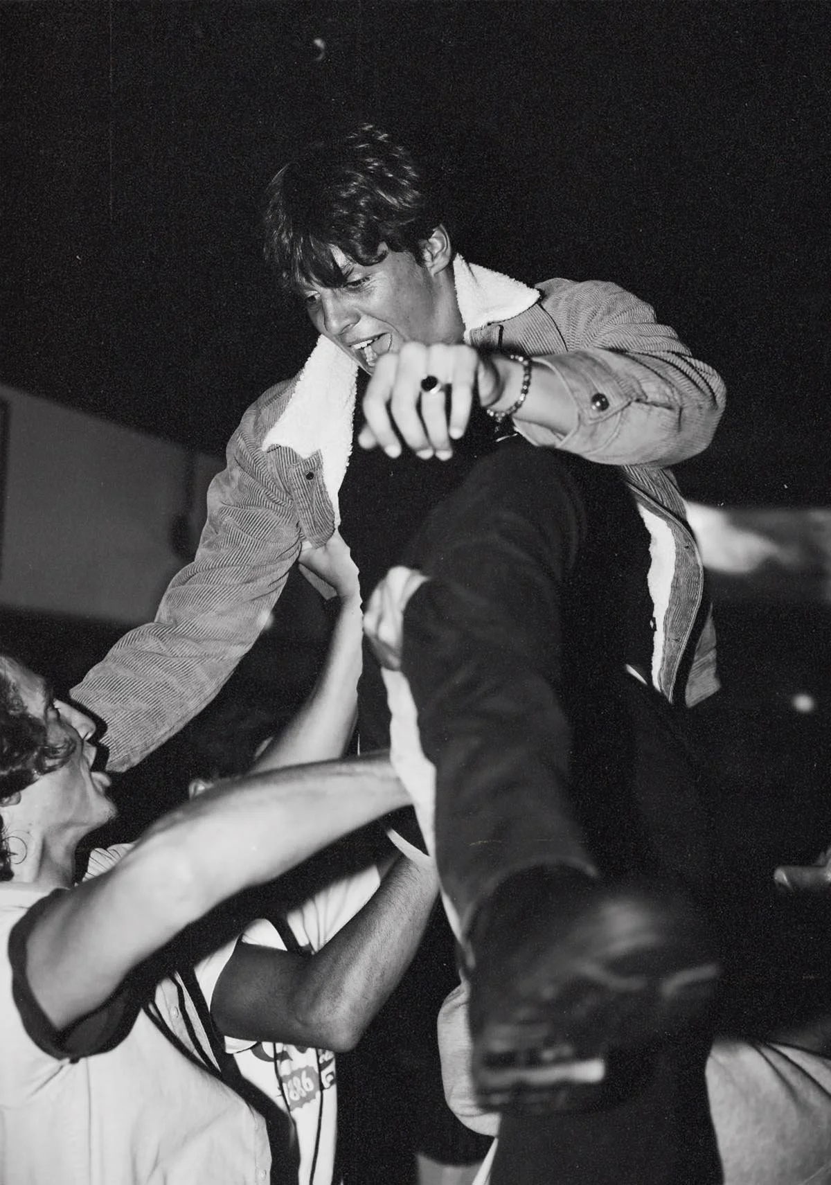crowdsurf-concert-soiree-noir-blanc.jpg