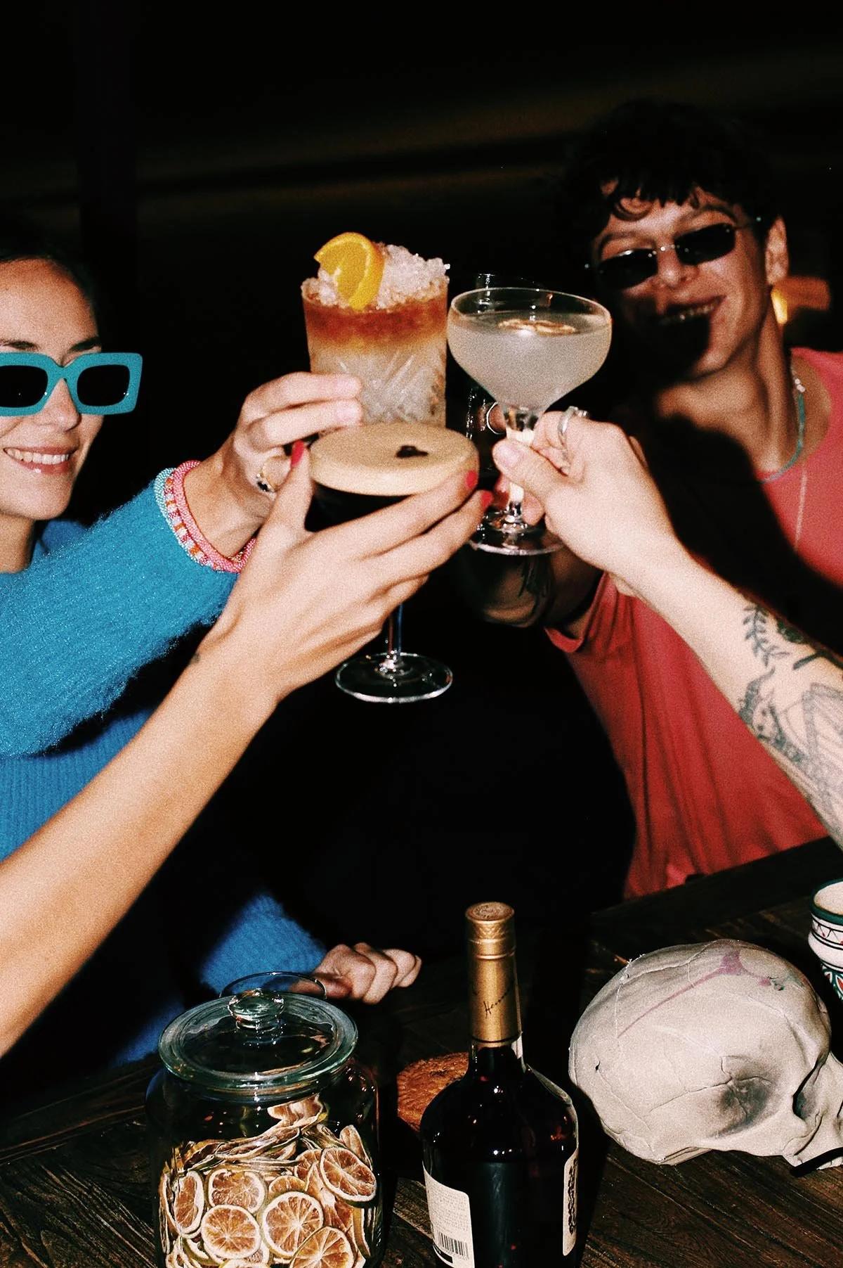 Clients partageant un repas et des cocktails au restaurant Coolin polaroid