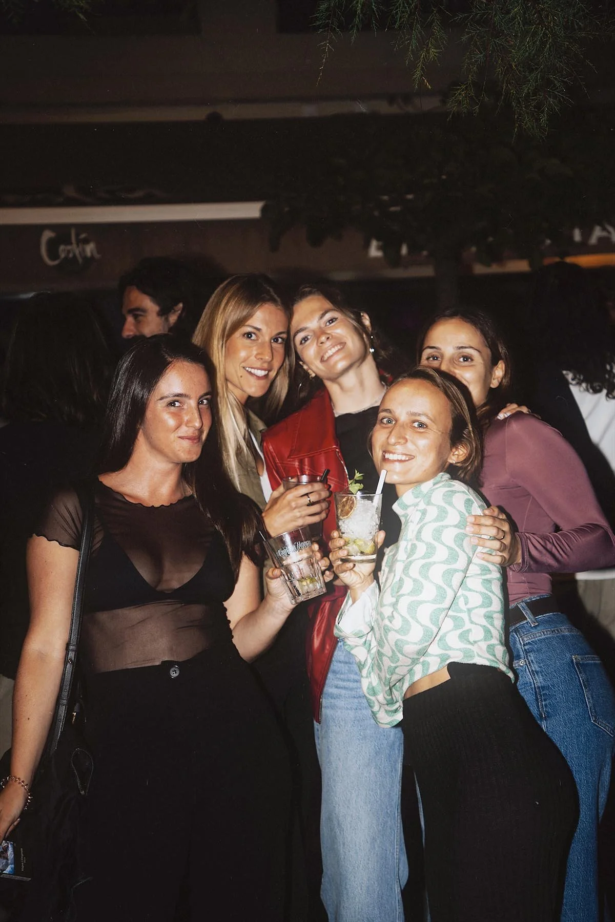 groupe-femmes-cocktails-soiree.jpg