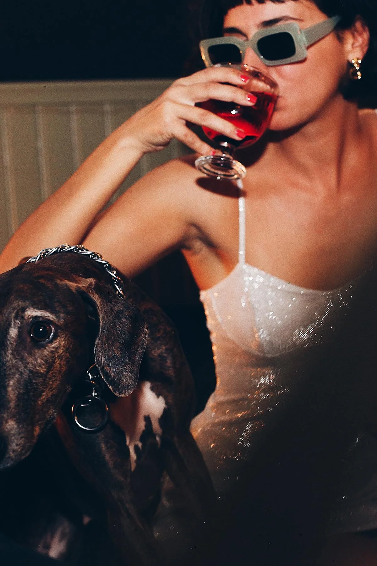 femme-cocktail-rouge-bar-coolin.jpg
