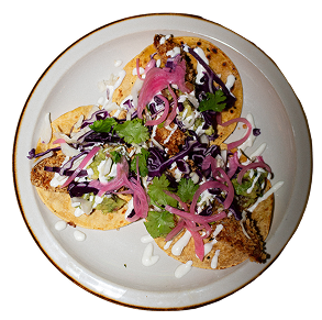 une assiette avec trois tacos