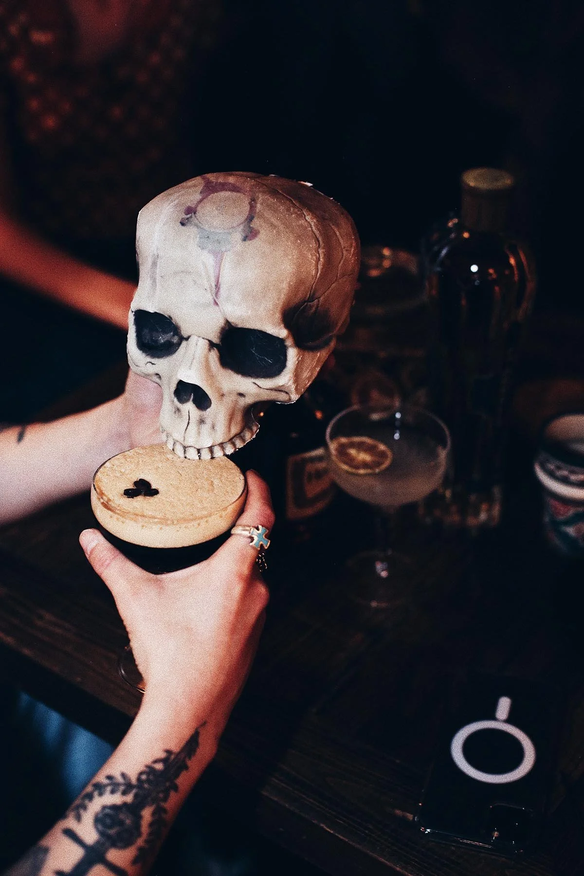 un crâne en train de boire un cocktail « espresso martini »