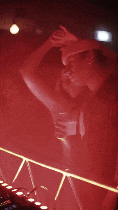 un gif présentant la vie nocturne et les événements de Coolin