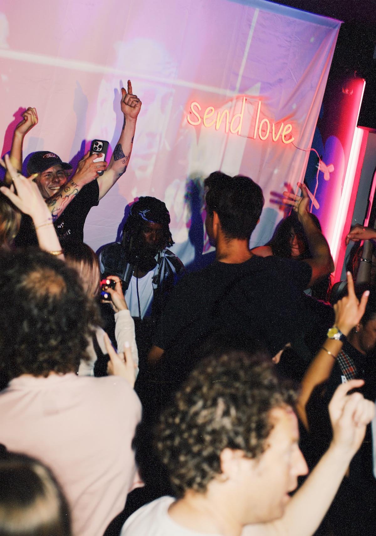 foule-concert-send-love-neon.jpg