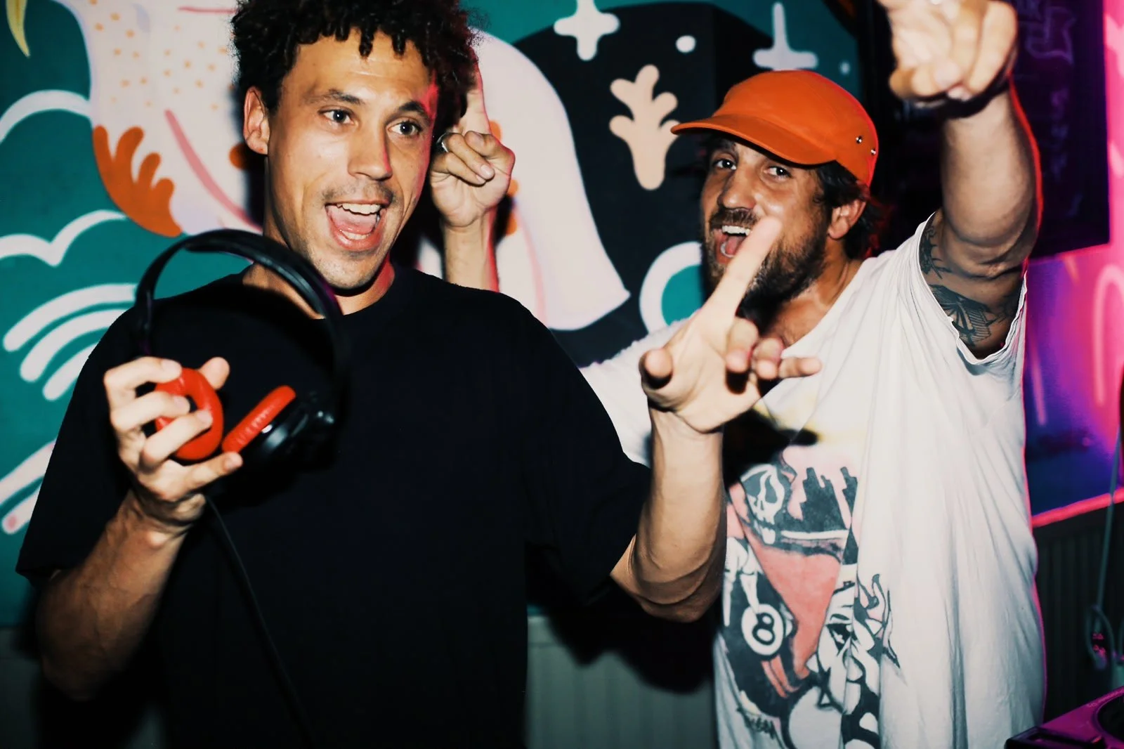 Deux DJ au Coolin qui rient et dansent