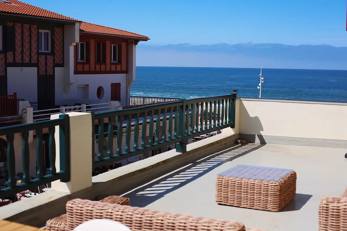 Vue sur l’océan depuis le balcon du Coolin Loft à Hossegor
