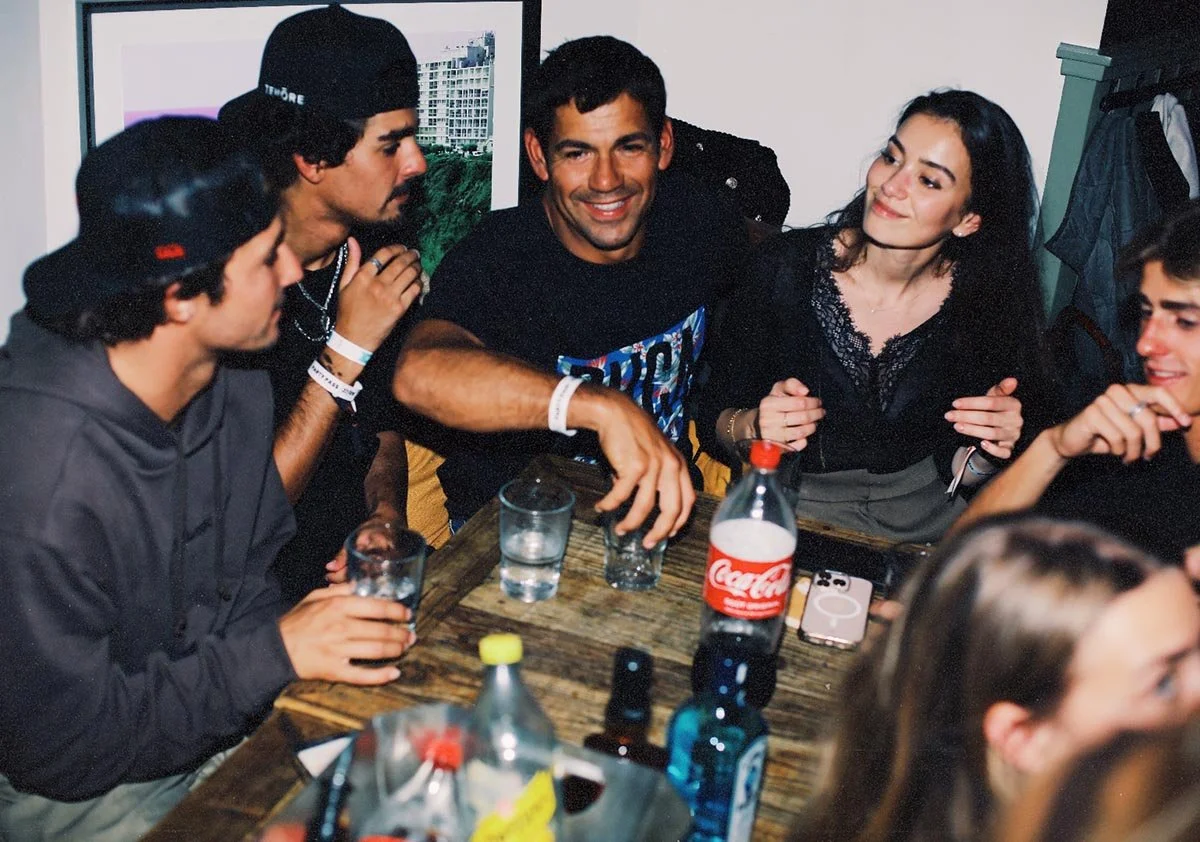groupe-amis-autour-table-bar.jpg