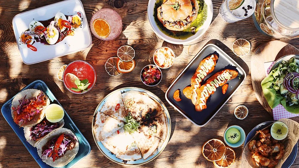 partager des tapas autour d'une table