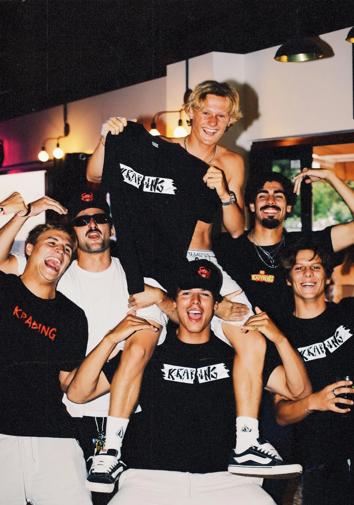 groupe-amis-marque-streetwear-soiree.jpg