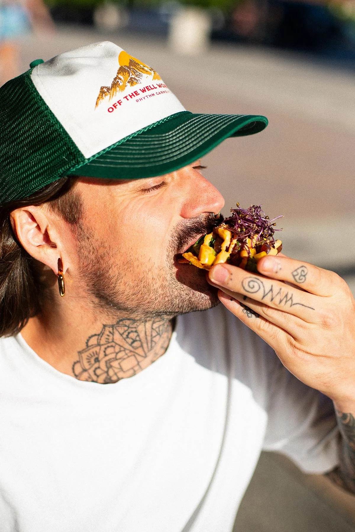 un homme en train de manger des tacos sur la terrasse du Coolin polaroid