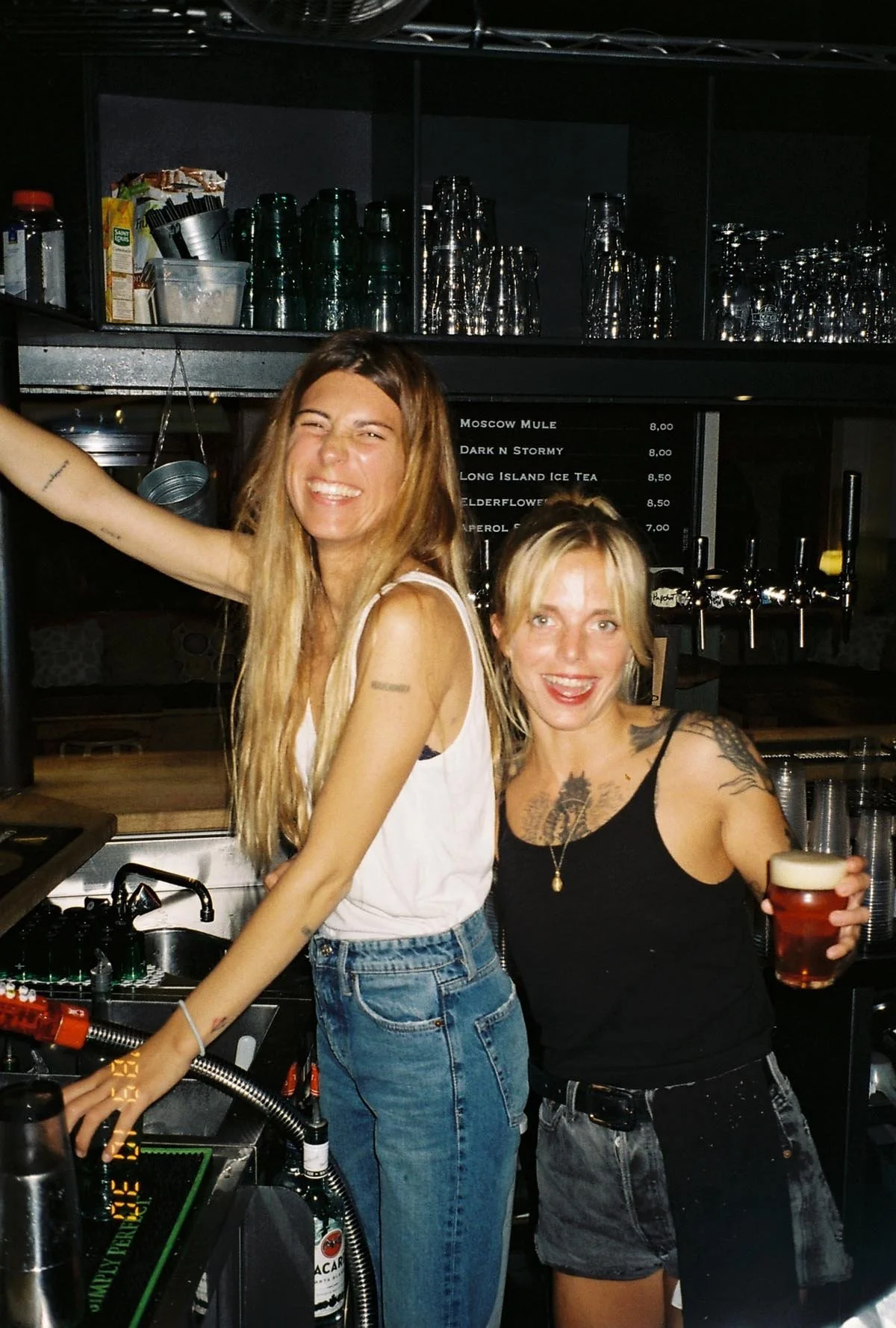 polaroid Équipe du bar Coolin servant des boissons lors d’une soirée animée à Hossegor