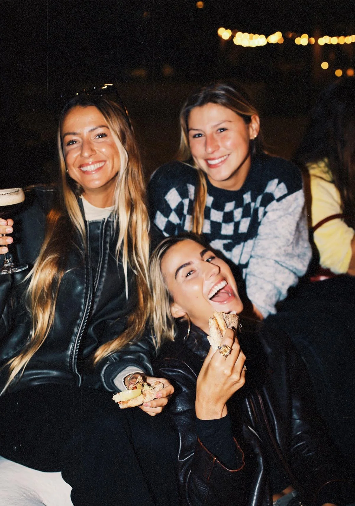 des amis qui sourient et prennent un verre au Coolin Hossegor