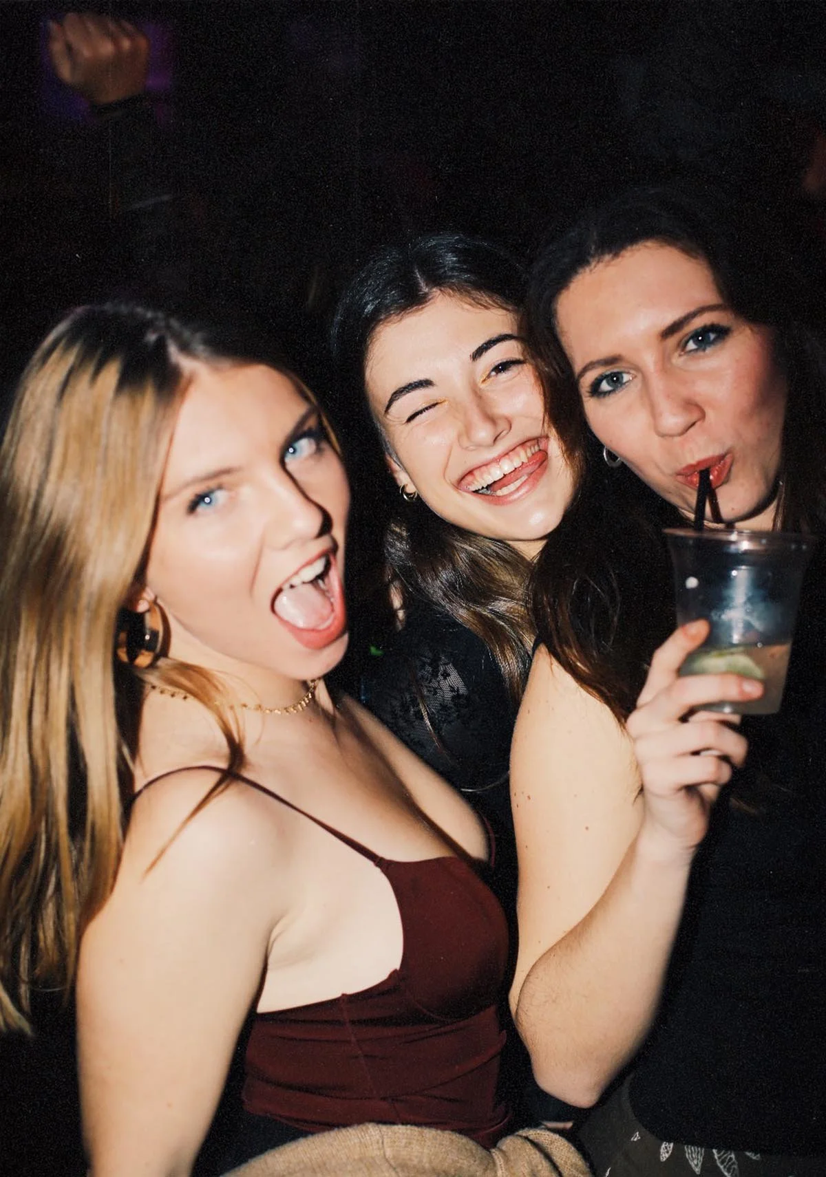 groupe-filles-soiree-cocktails-fete.jpg