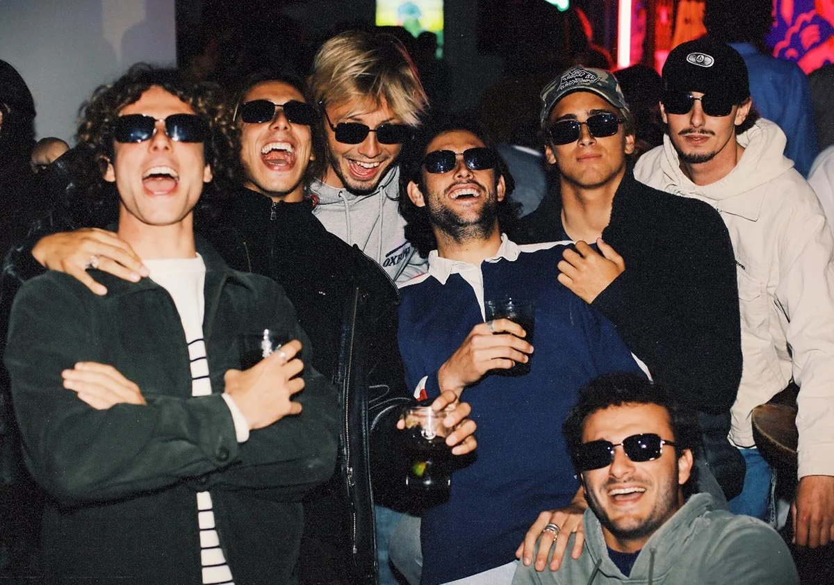 groupe-hommes-lunettes-soiree-festive.jpg