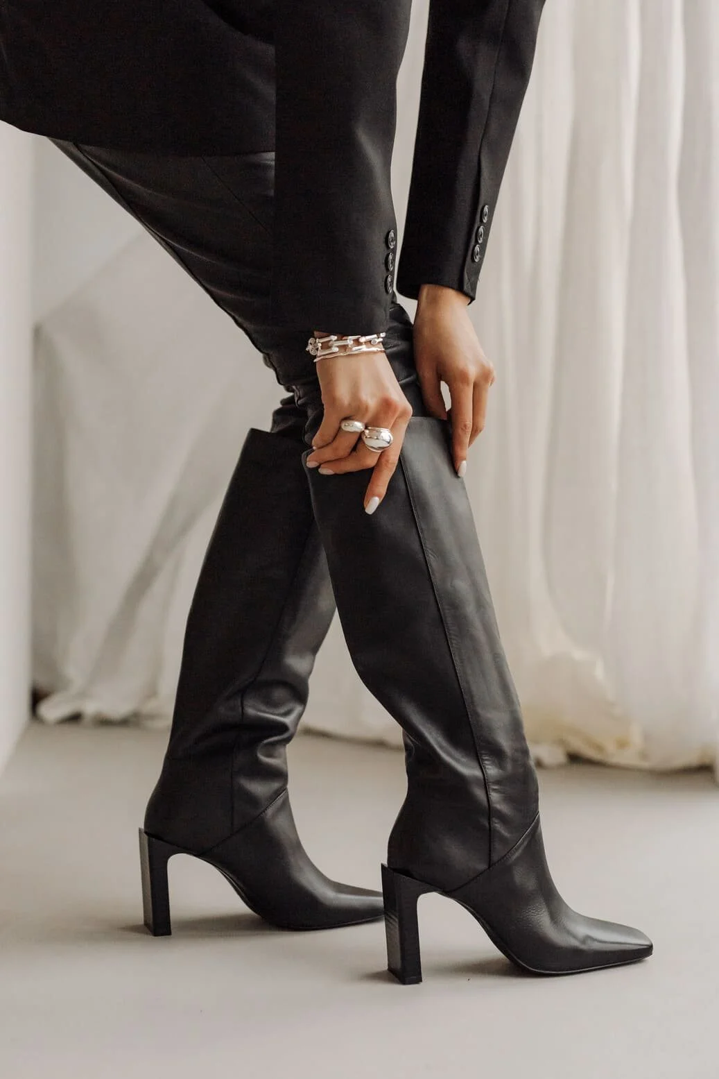 kaboompics_chic-in-leather-elegant-boots-and-accessories-36881.jpg