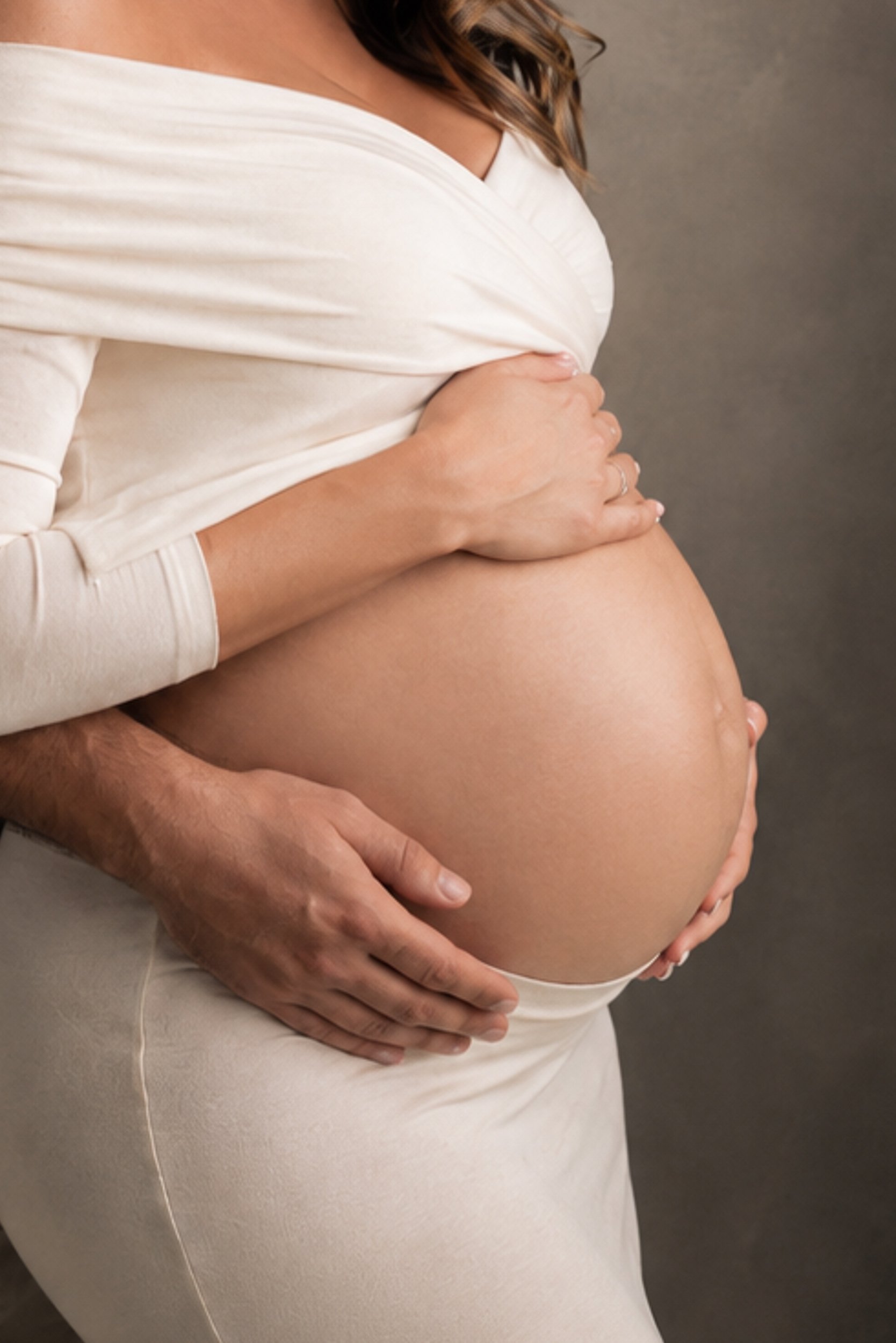 Future maman lors d’un shooting grossesse en studio à Genève