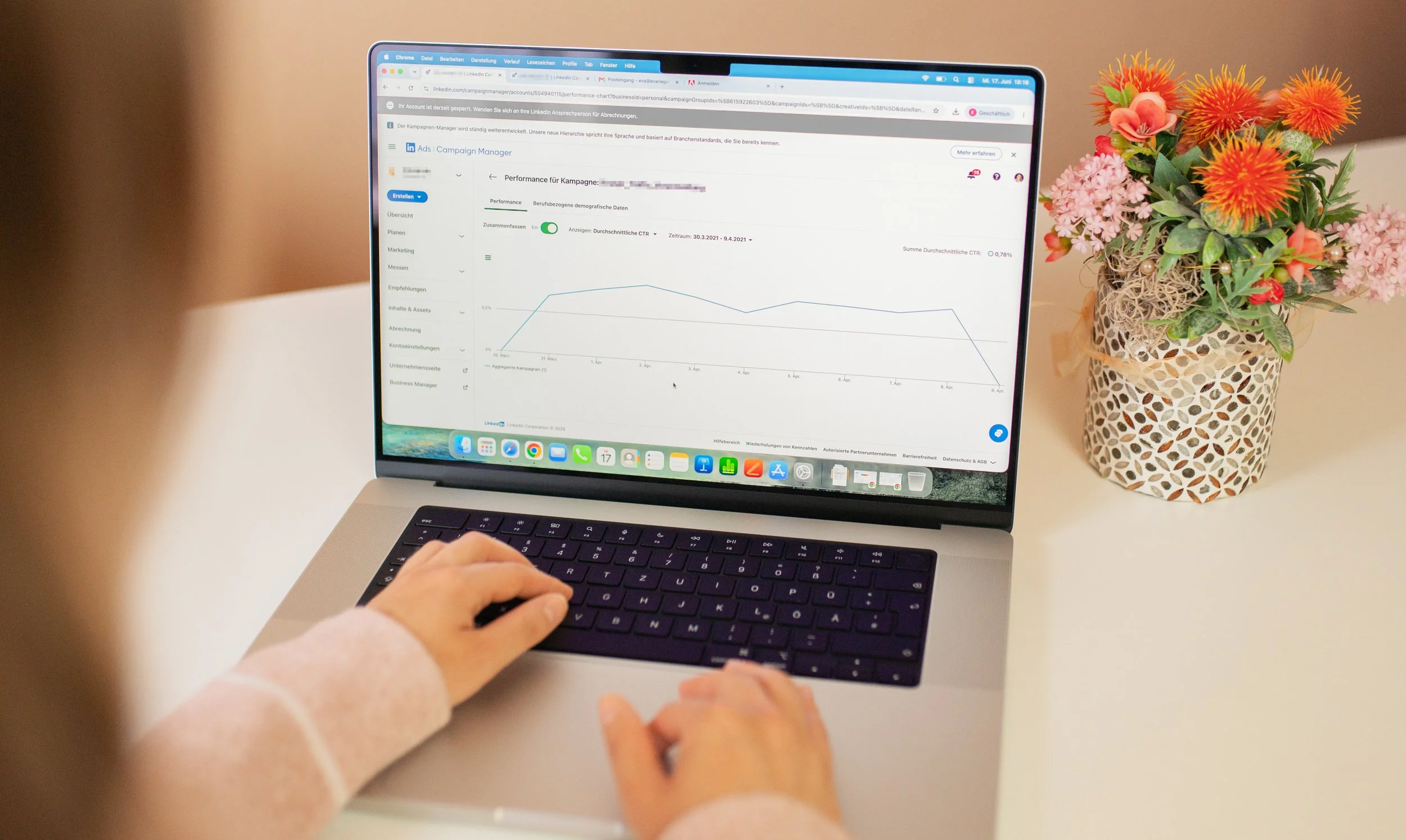 Laptop mit LinkedIn Ads