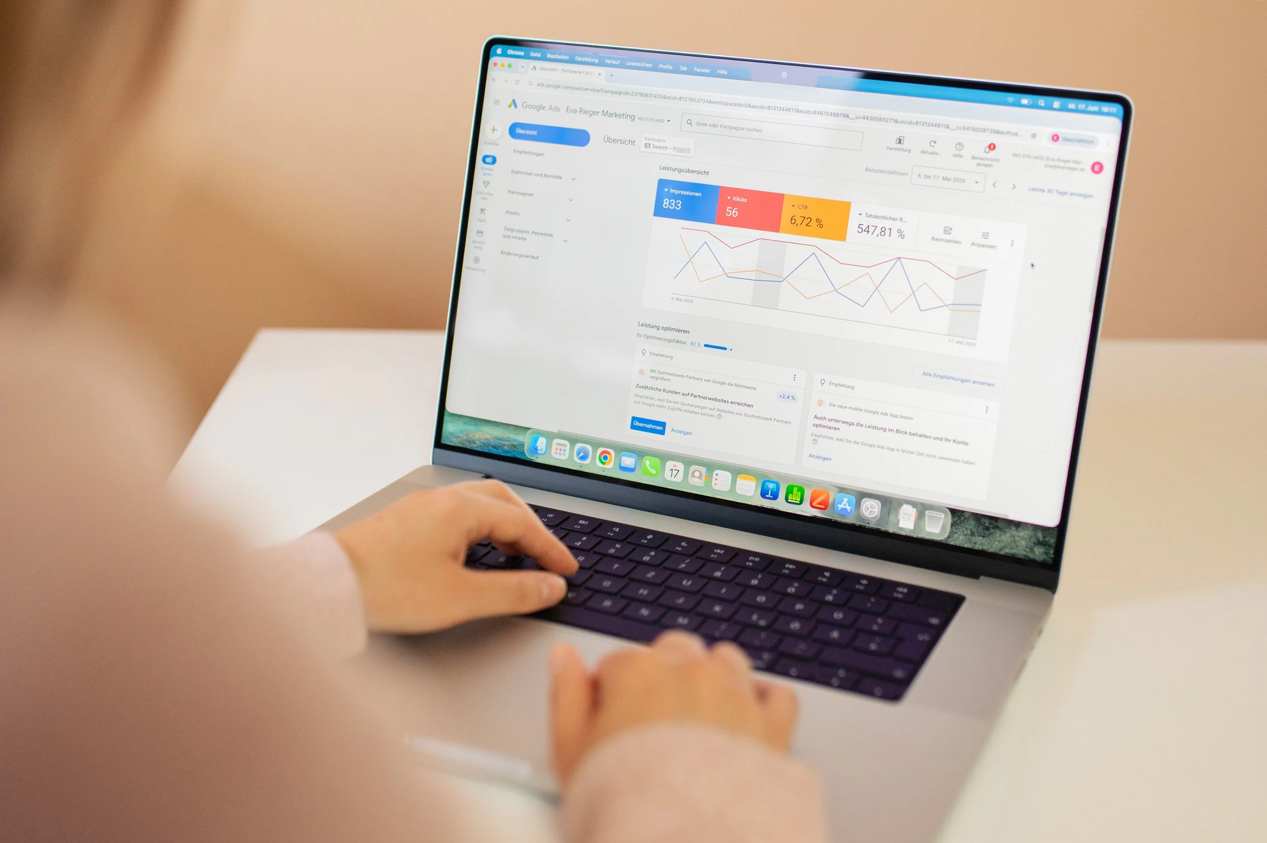 Laptop mit Google Ads