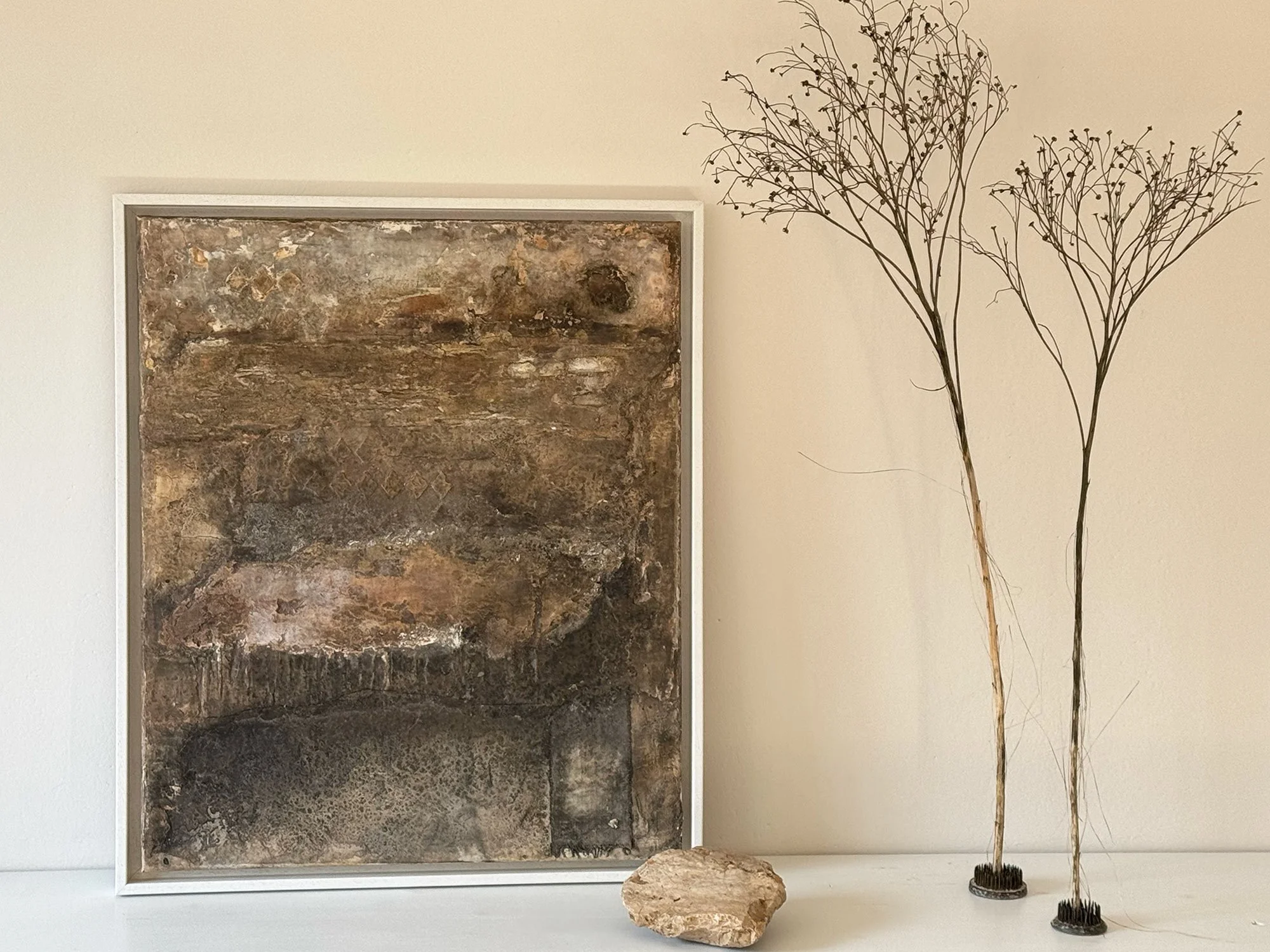 Mixed Media Gemälde „Ästhetik des Vergänglichen 1" in Erdbraun und Schwarz, 50 × 60 cm – Tanja Blümle