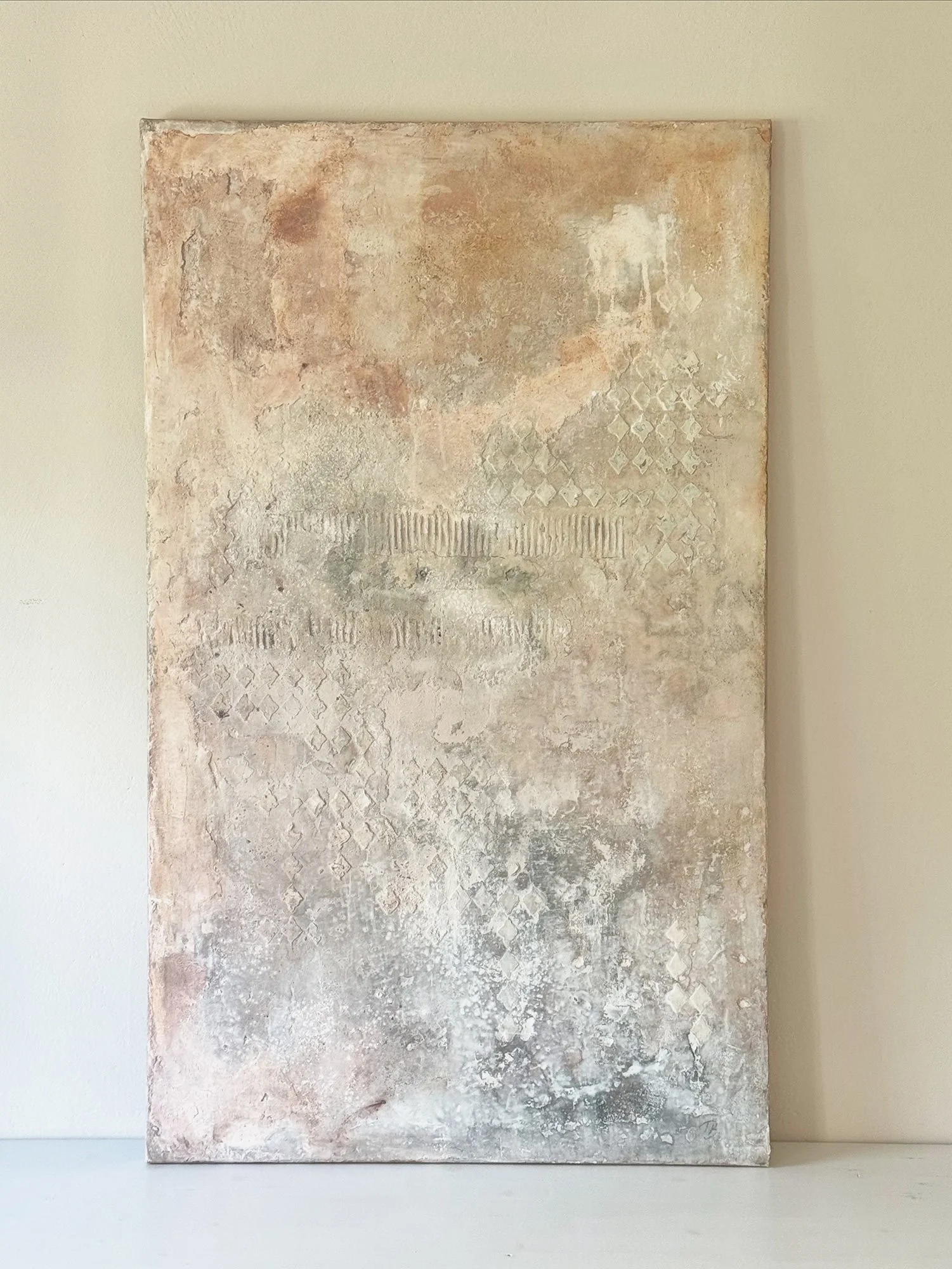 Mixed Media Gemälde „Ästhetik des Vergänglichen 4" in hellen Sandtönen, 100 × 60 cm – Tanja Blümle