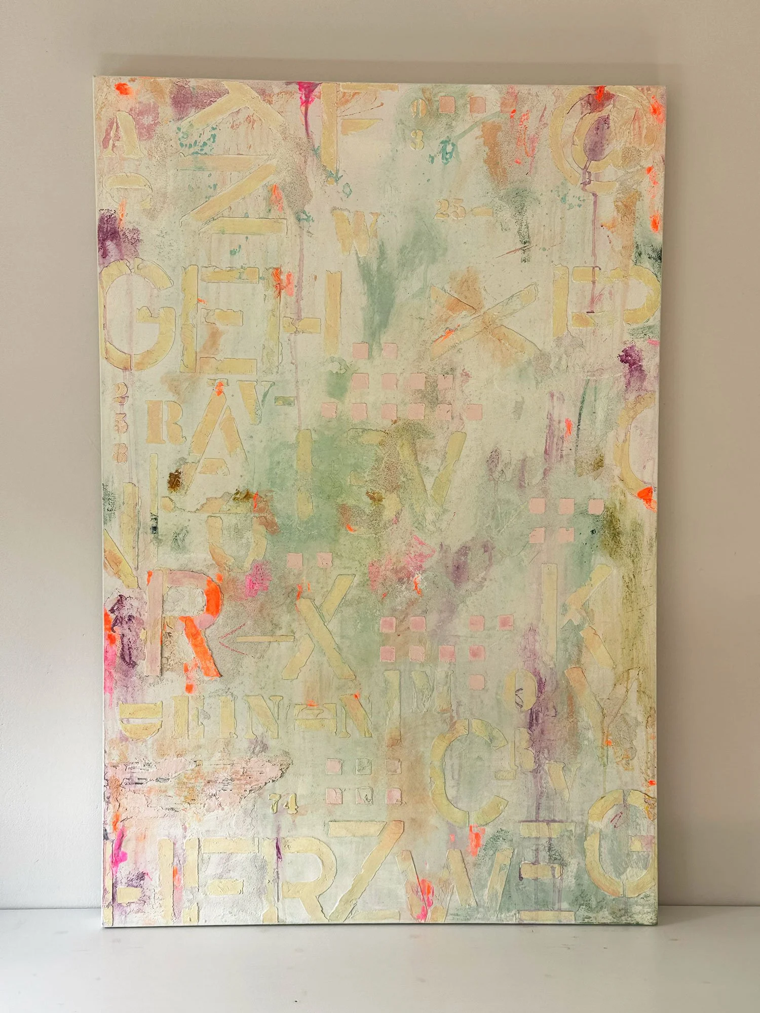 Mixed Media Gemälde „Geh deinen! Herzweg" mit Buchstaben und Neonakzenten, 120 × 100 cm – Tanja Blümle
