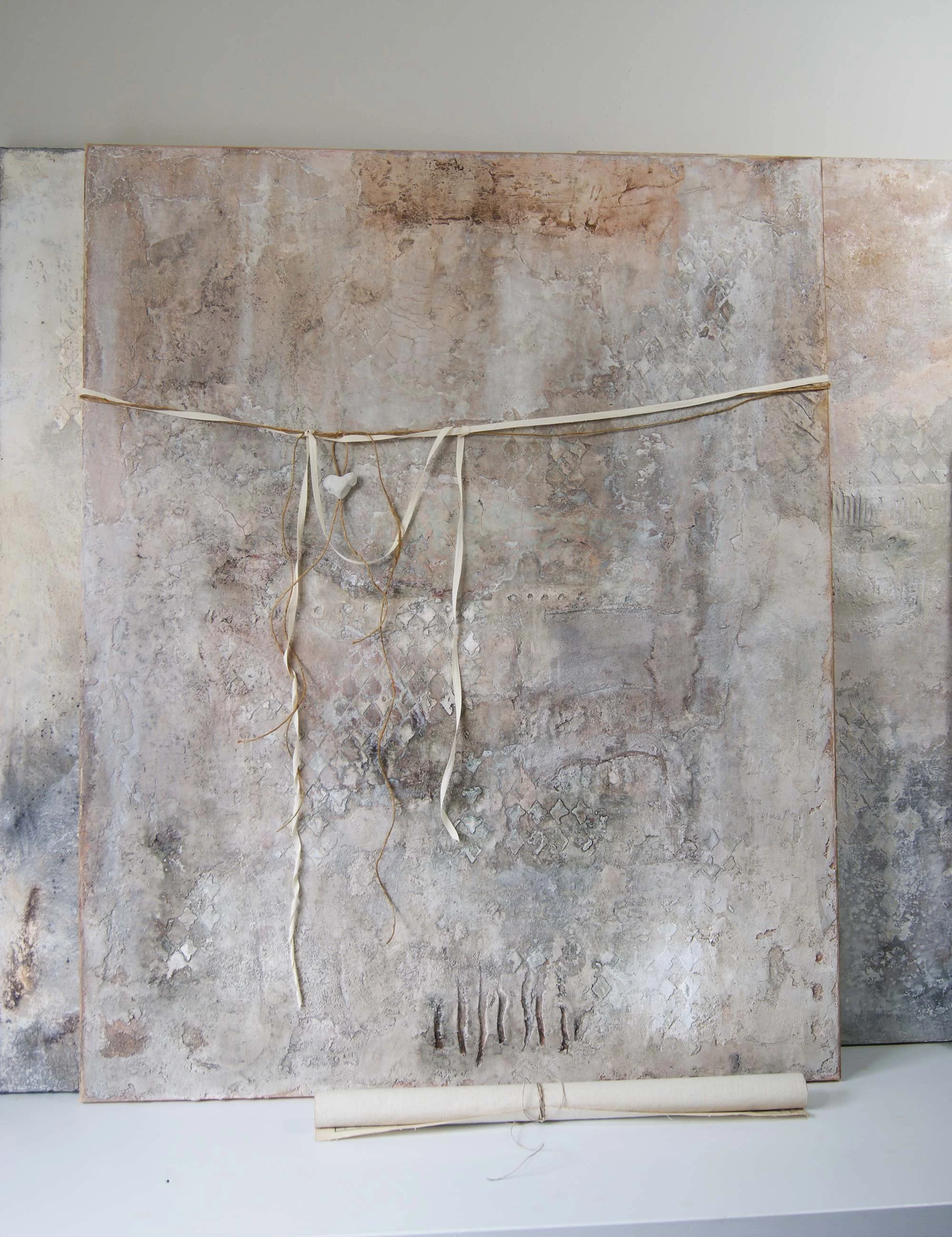 Mixed Media Gemälde „Ästhetik des Vergänglichen 5" in Silbergrau mit Texturrelief, 100 × 60 cm – Tanja Blümle