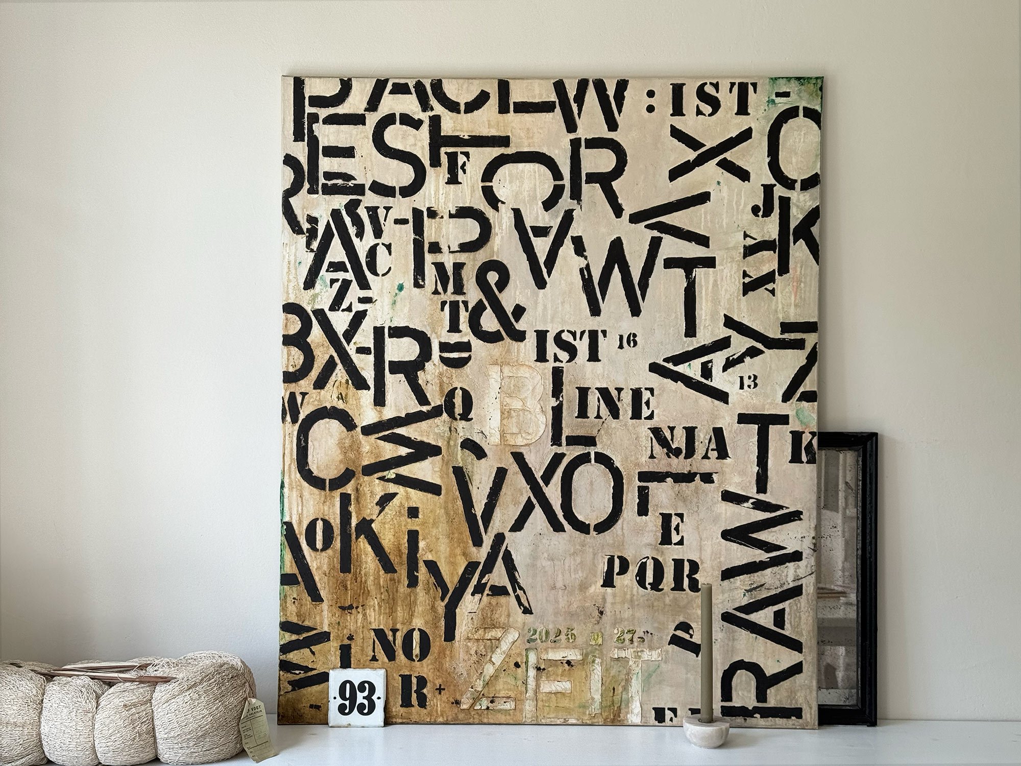 Mixed Media Gemälde „Es ist Zeit 1" mit schwarzen Stencil-Buchstaben auf Goldgrund, 120 × 100 cm – Tanja Blümle