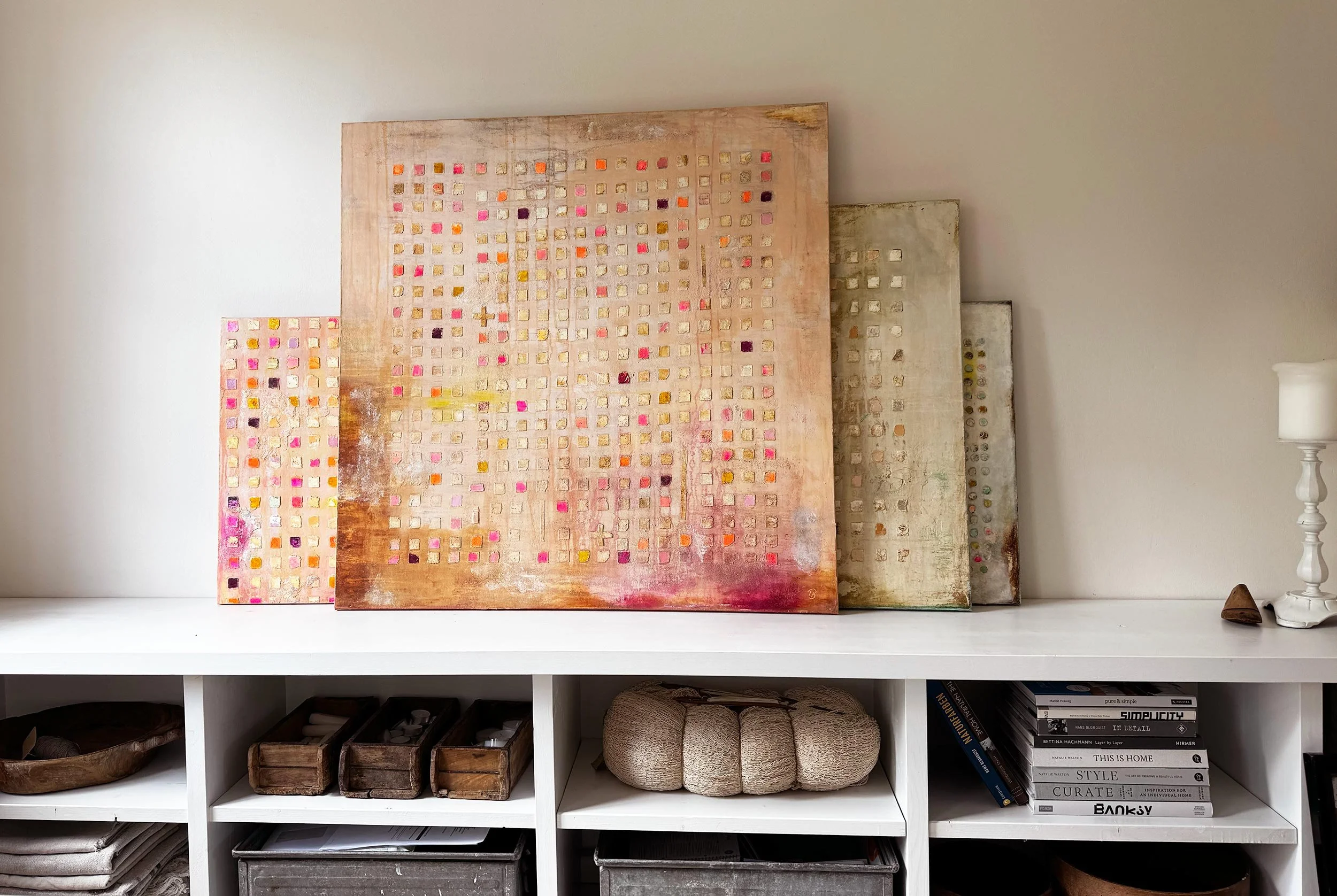 Mixed Media Gemälde „Memo Quadratum 2" mit buntem Quadratraster auf Sandgrund, 100 × 100 cm – Tanja Blümle