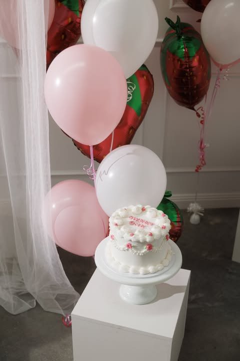 Simple Round Vintage Text Cake