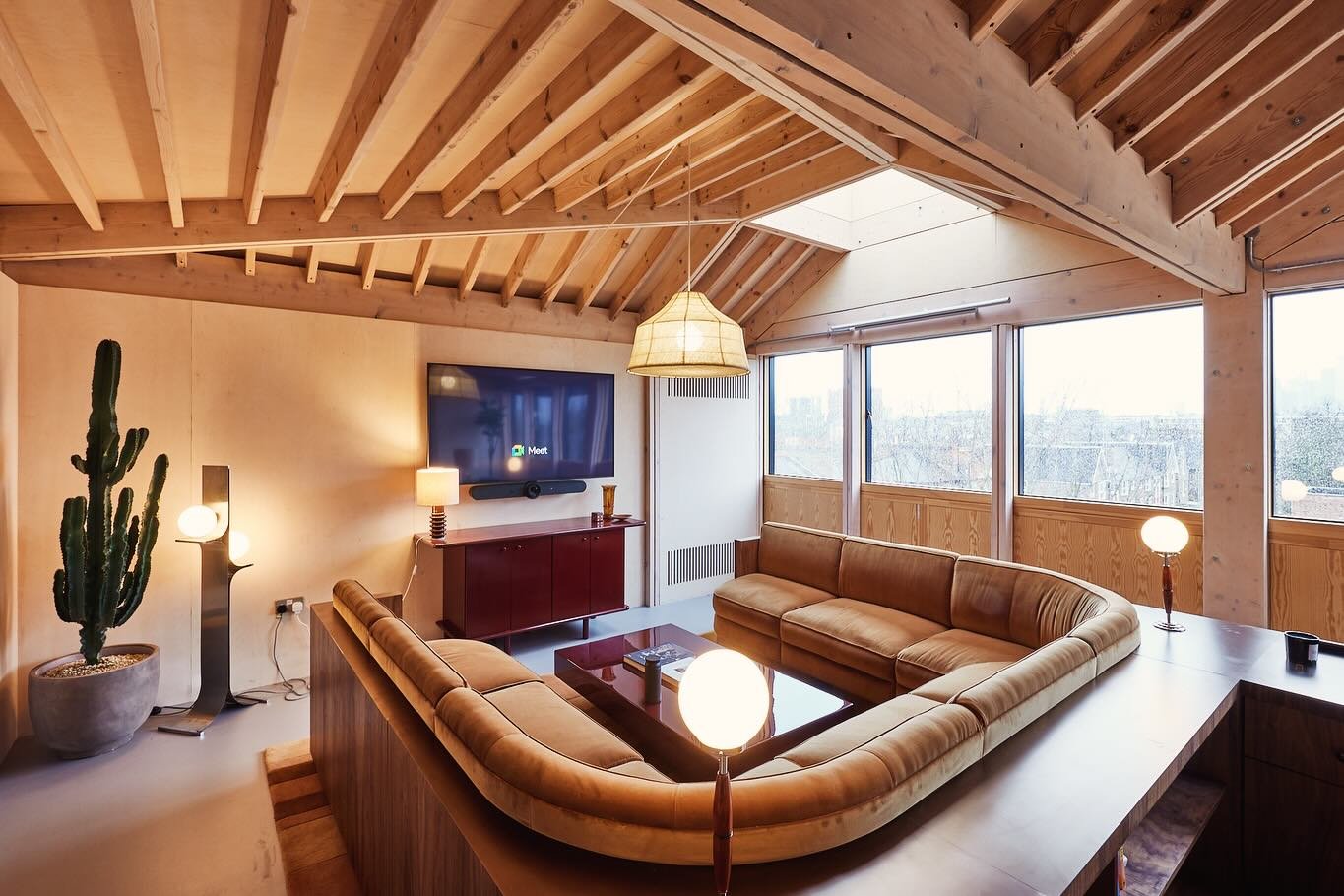 Step into my office 🖊️ 

Clever designed spaces as featured in @dicefm HQ, handcrafted by @spegsolutions.

👷 @sullivanbrosconstruction
@jonkempner
