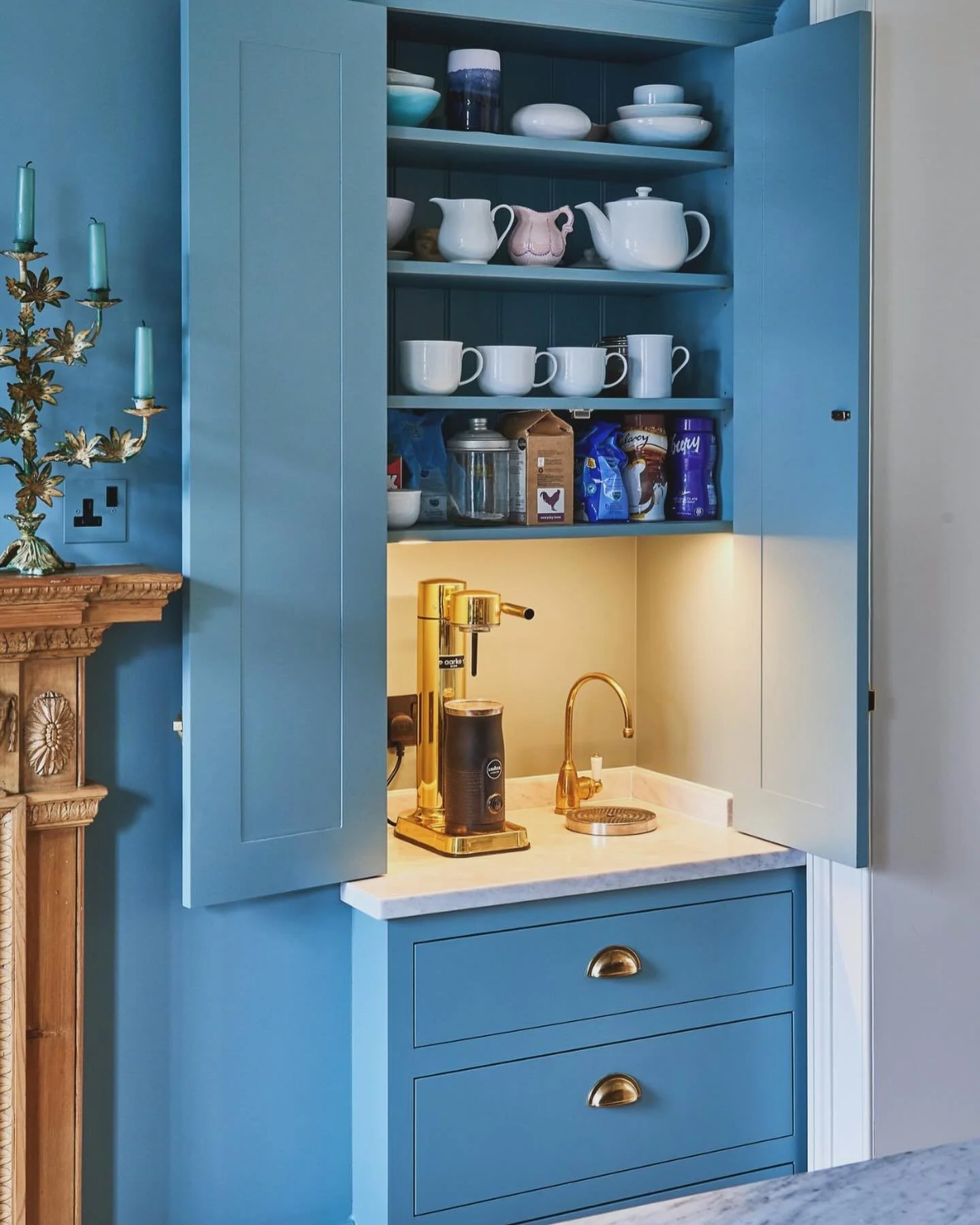 A beautiful &amp; bright coffee pantry, for that early morning caffeine fix ☕️ ✨ 

Handcrafted by @spegsolutions

📸 @patrickq2010 
👷@sullivanbrosconstruction