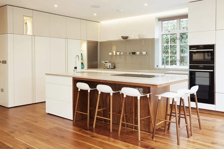 No shortage of storage in this modern style kitchen. Swipe left ⬅️ for more pics.
#bespokecabinetry #bespokekitchen #squarepegsolutions #bespokejoinery #bespokejoinerydesign 

@spegsolutions