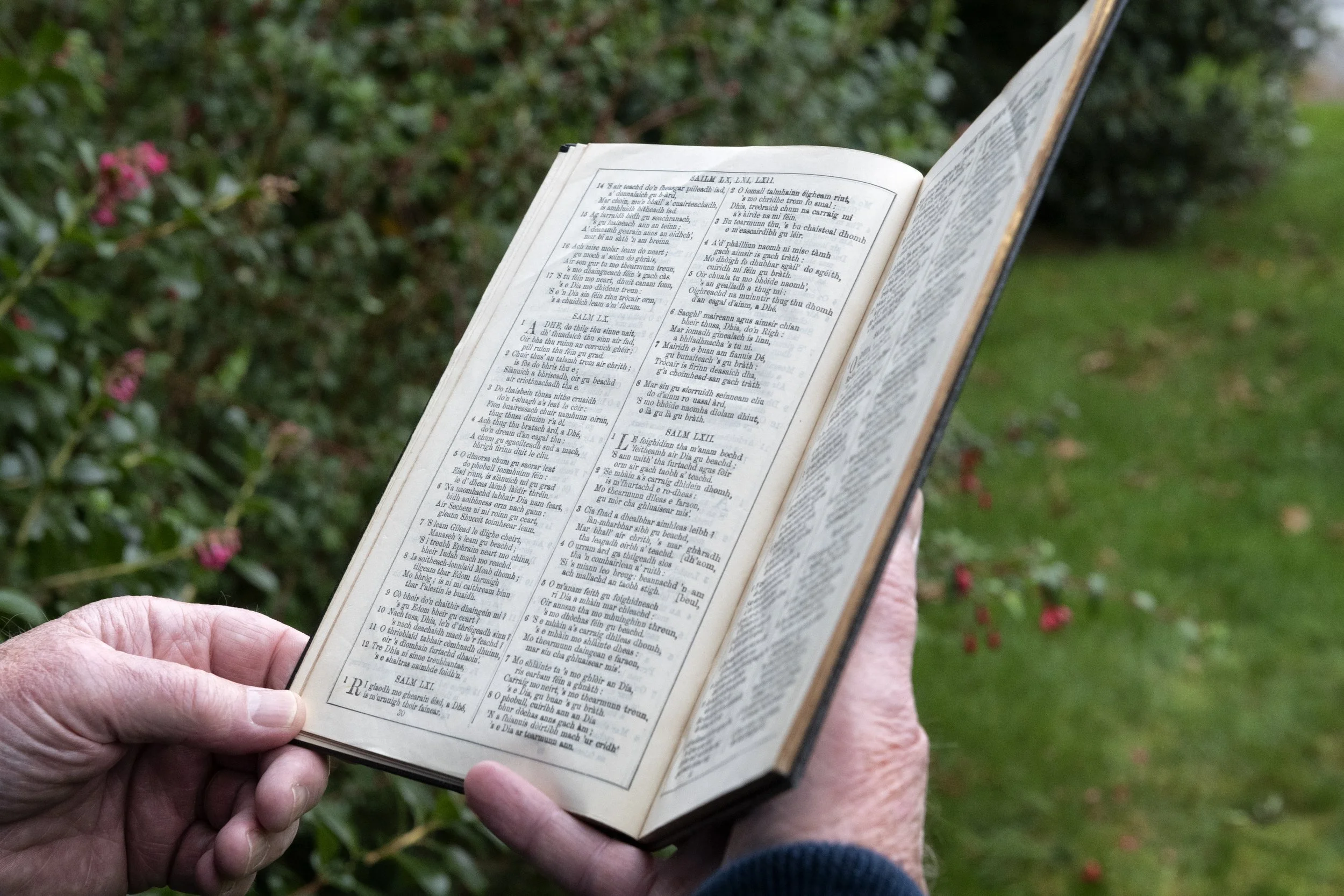 Hamish Taylor, Flodabay, Harris, with Gaelic psalter. October 2022. Photo by Mairi M Martin.